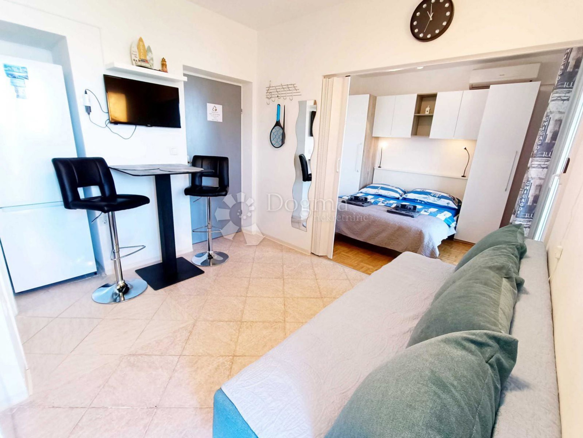 Na Pagu se prodaje kuća s apartmanima. Plaža je udaljena četiri minute hoda