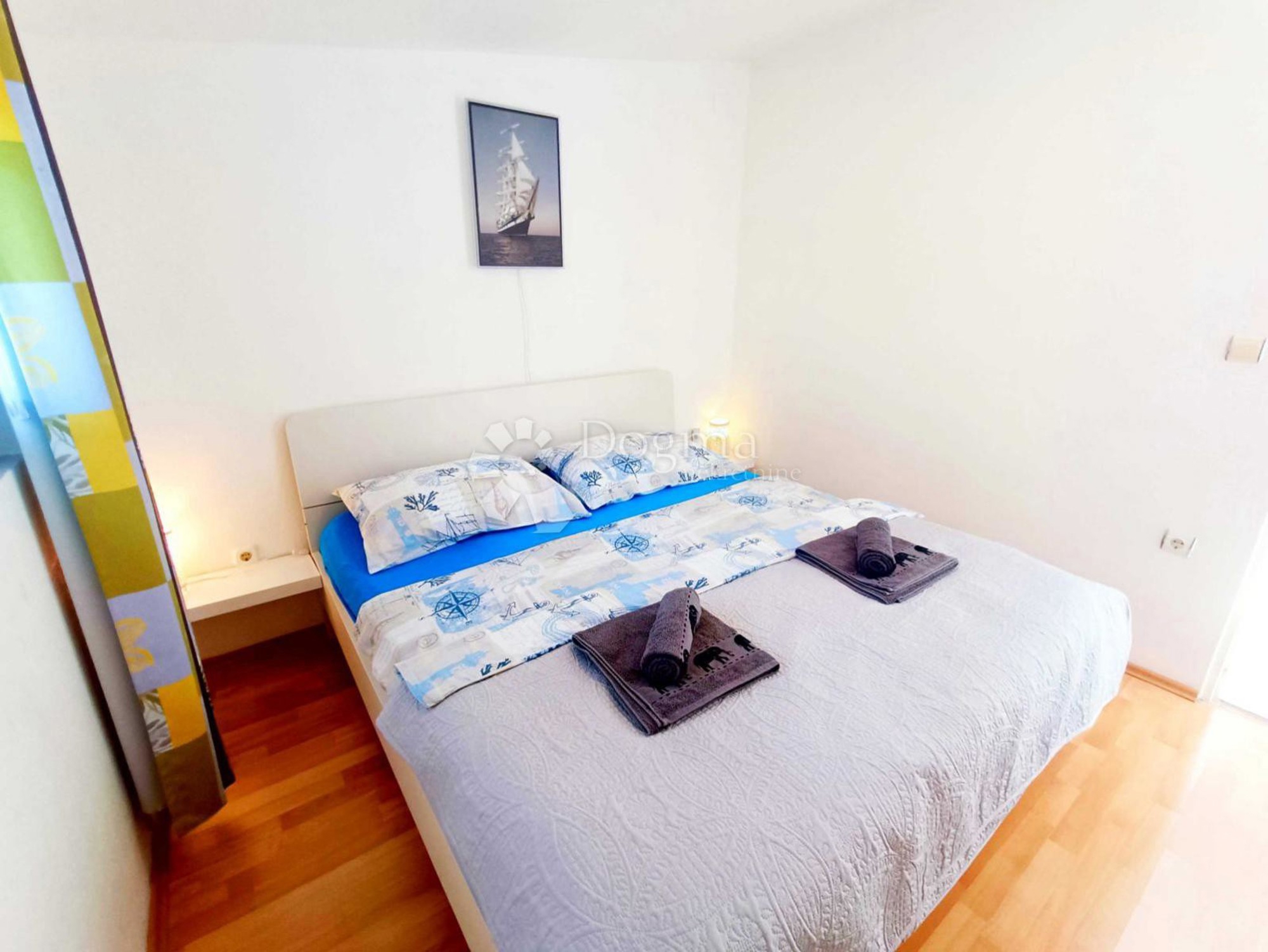 Na Pagu se prodaje kuća s apartmanima. Plaža je udaljena četiri minute hoda
