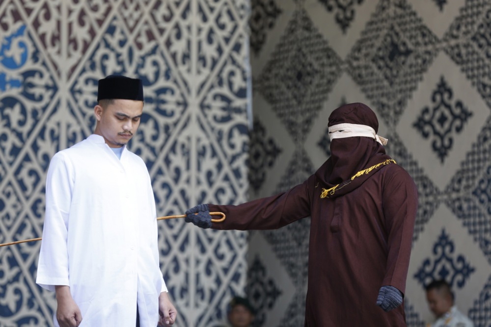 FOTO Mladi indonezijski par javno išiban zbog poljupca na TikToku