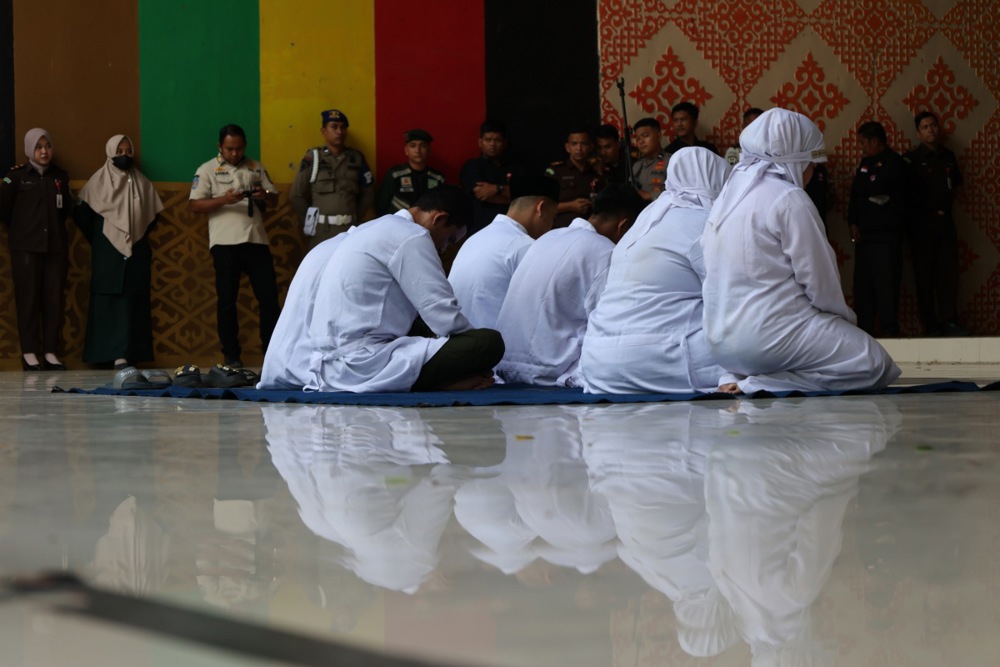 FOTO Mladi indonezijski par javno išiban zbog poljupca na TikToku