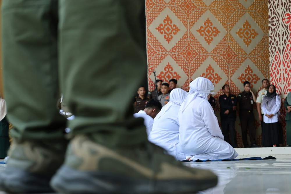 FOTO Mladi indonezijski par javno išiban zbog poljupca na TikToku
