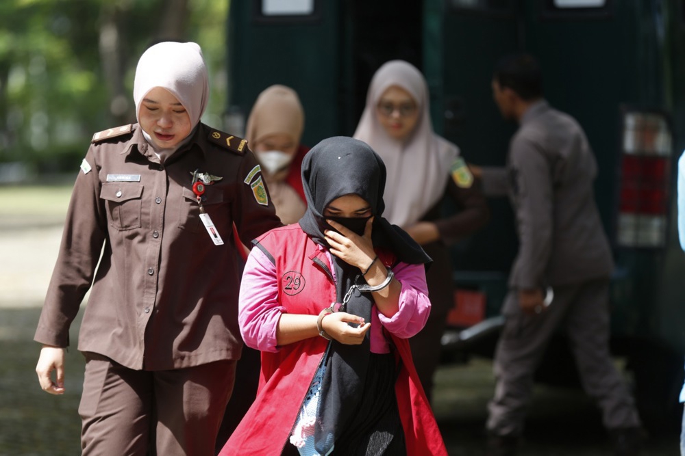 FOTO Mladi indonezijski par javno išiban zbog poljupca na TikToku