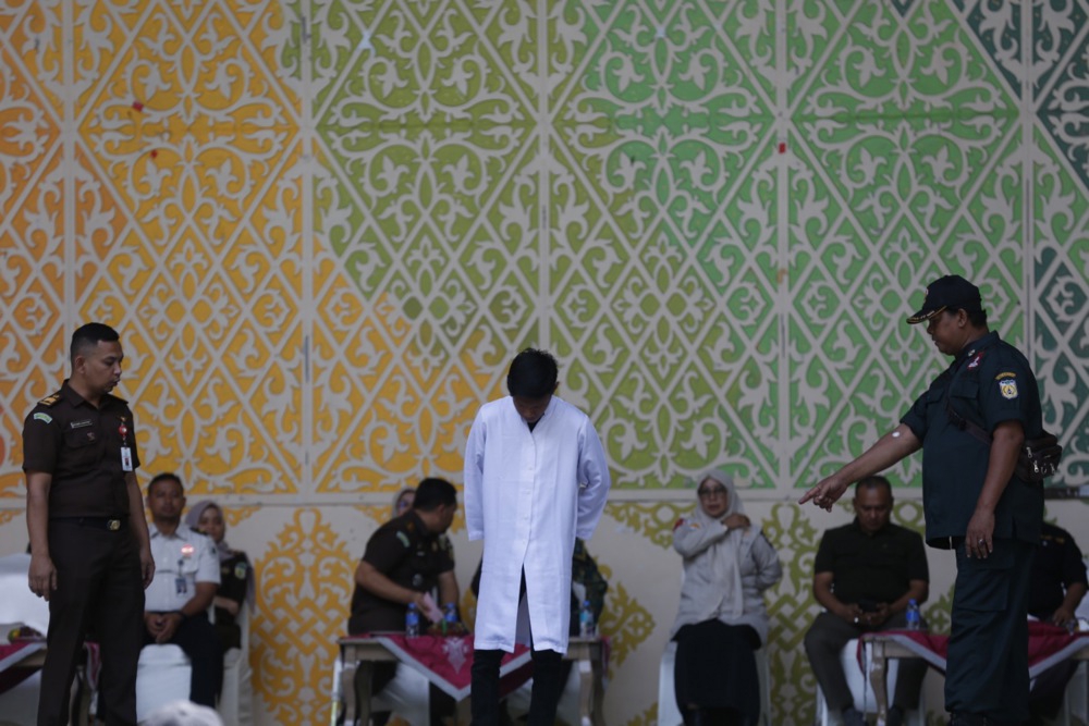 FOTO Mladi indonezijski par javno išiban zbog poljupca na TikToku
