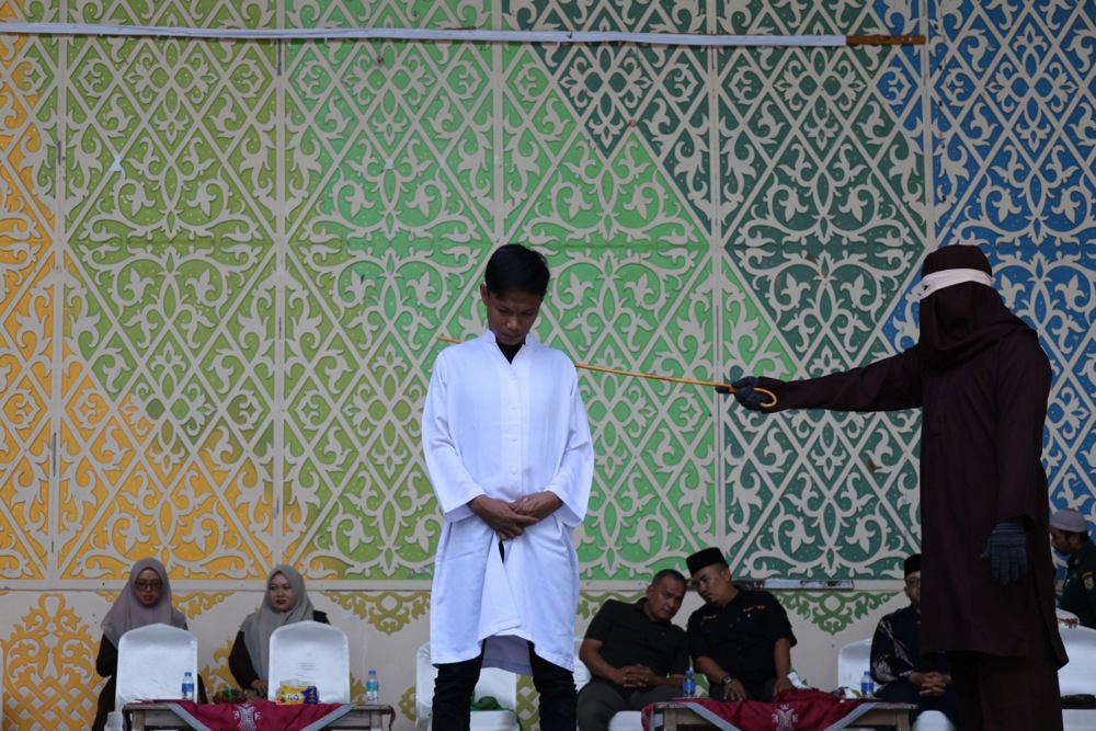 FOTO Mladi indonezijski par javno išiban zbog poljupca na TikToku