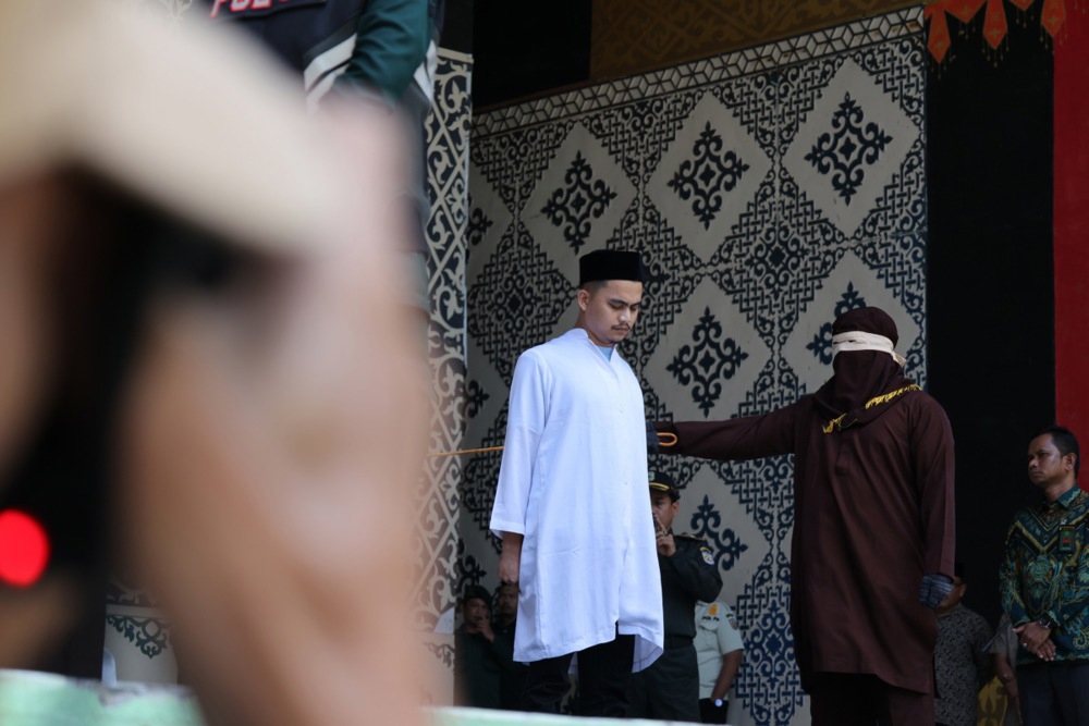 FOTO Mladi indonezijski par javno išiban zbog poljupca na TikToku