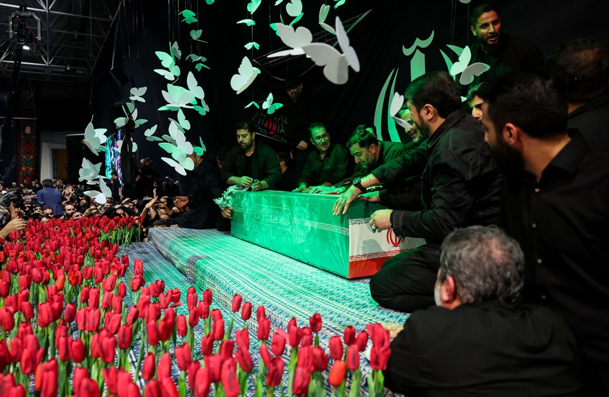 FOTO Hameneievo tijelo stiglo u Teheran, pogreb će trajati danima
