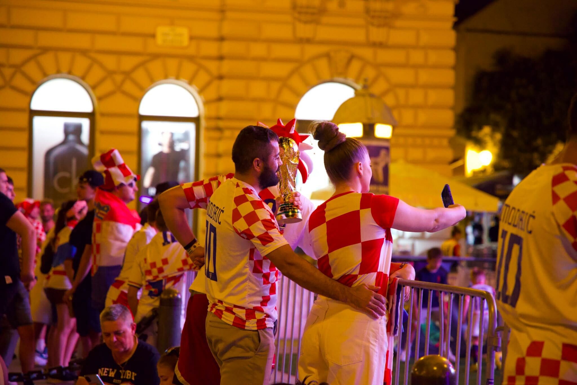 FOTO Navijačka romantika na Trgu bana Jelačića pred utakmicu s Portugalom