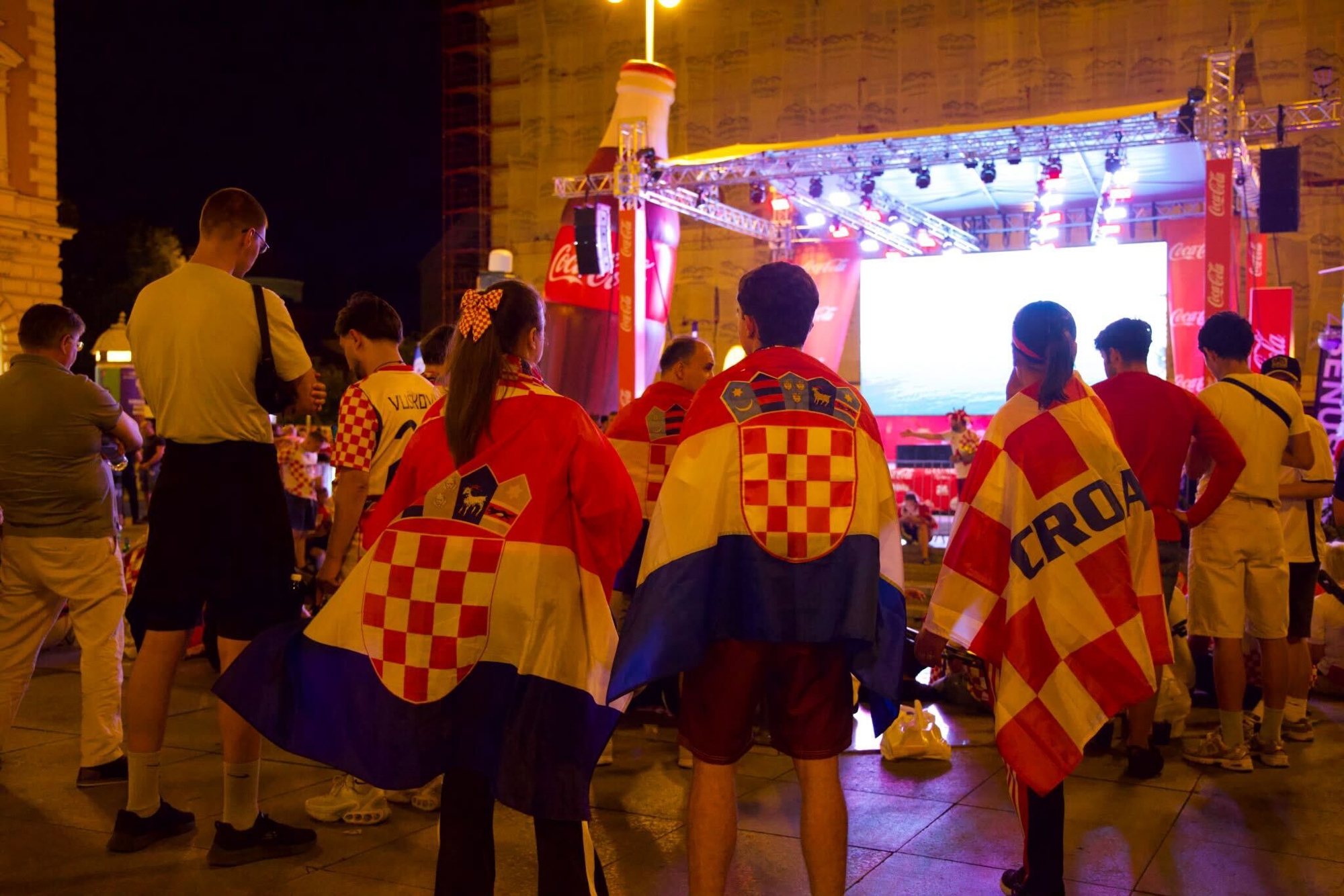 FOTO Navijačka romantika na Trgu bana Jelačića pred utakmicu s Portugalom
