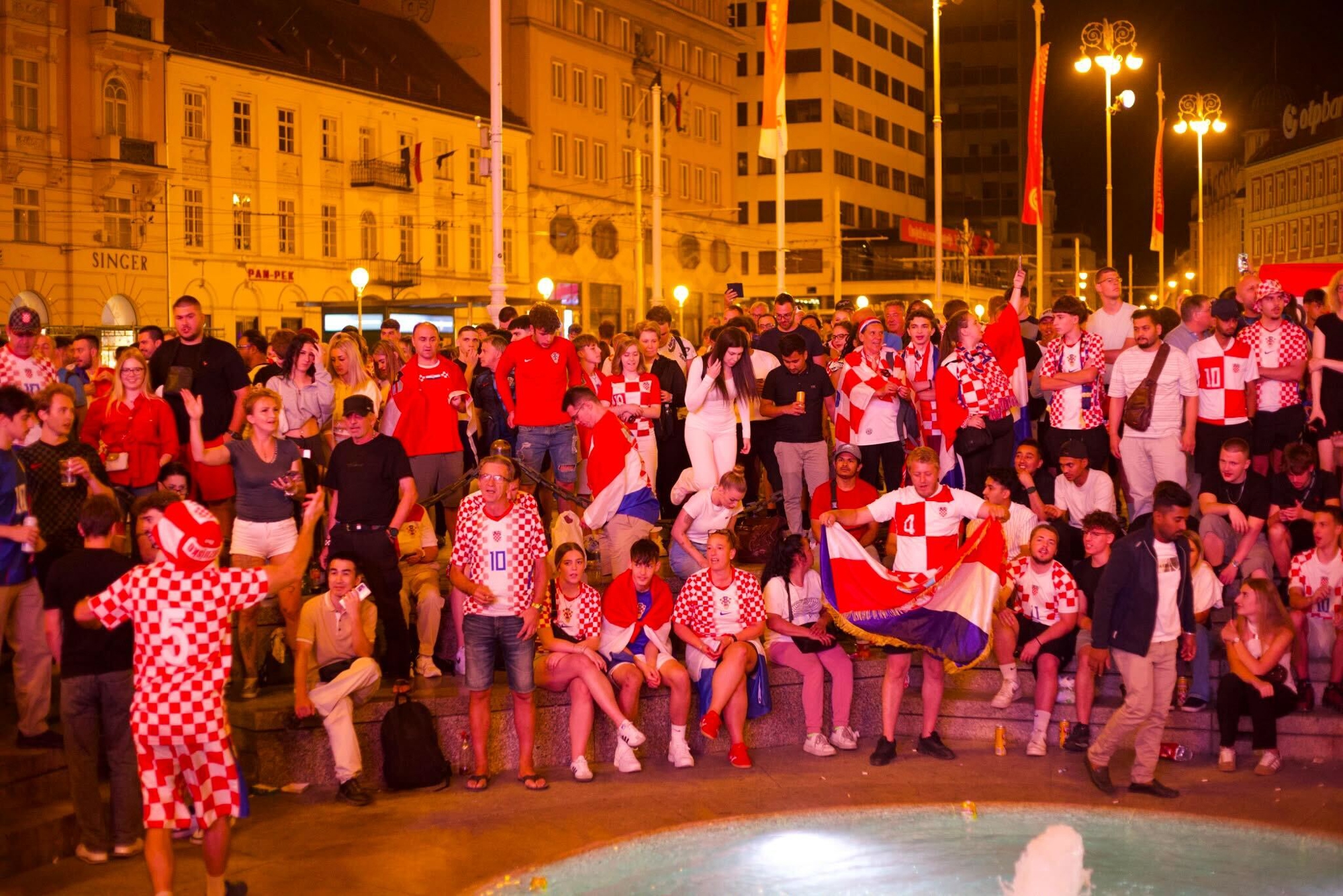 FOTO I VIDEO Ludnica na Trgu bana Jelačića, navijači ušli u Manduševac