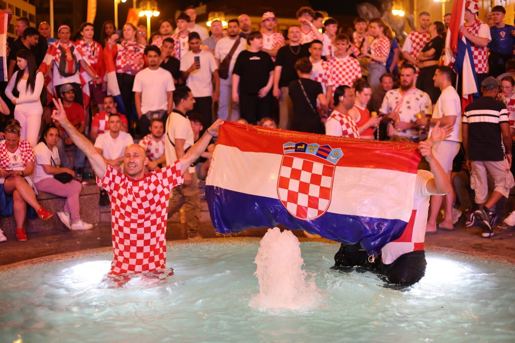 FOTO I VIDEO Ludnica na Trgu bana Jelačića, navijači ušli u Manduševac