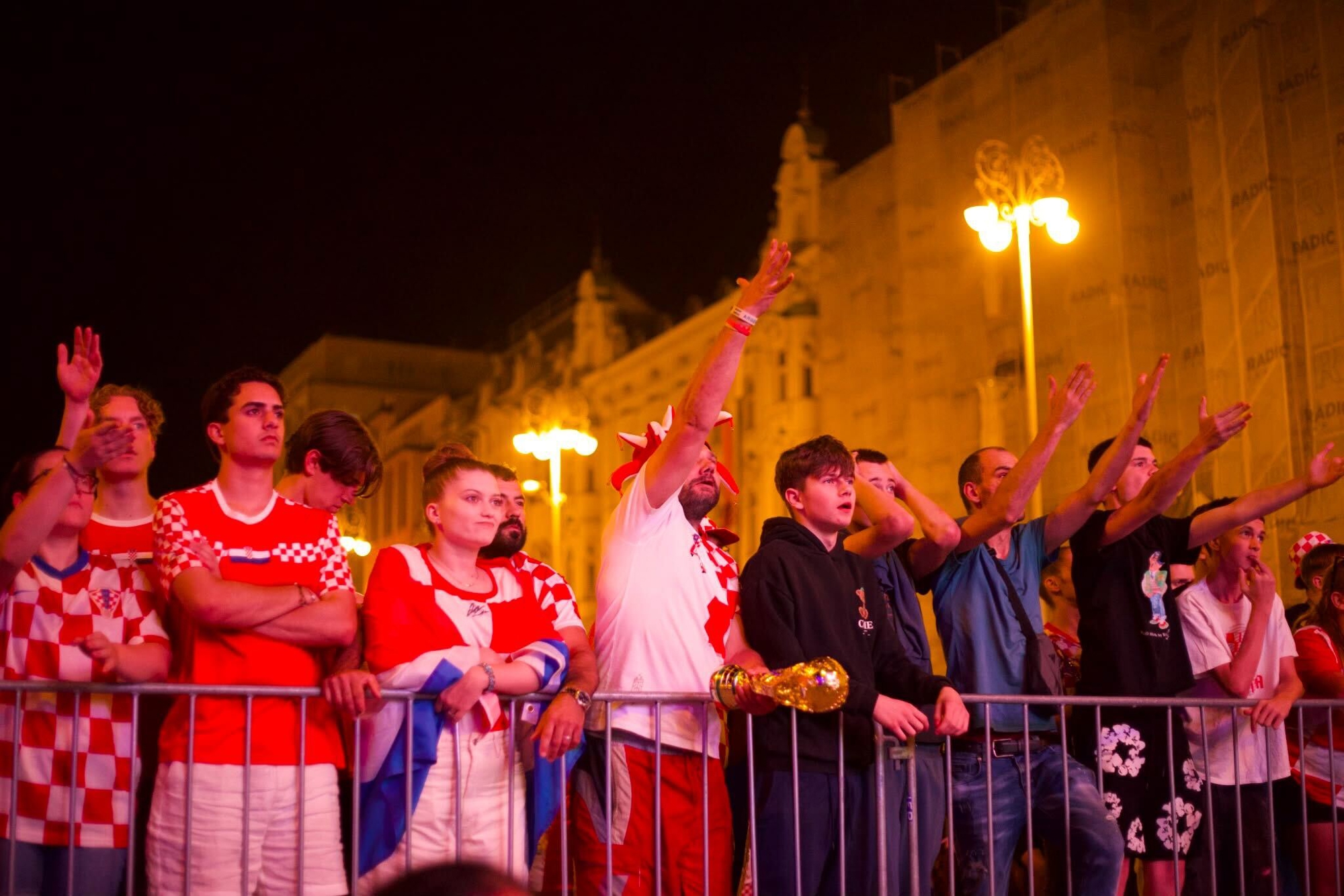 FOTO I VIDEO Ludnica na Trgu bana Jelačića, navijači ušli u Manduševac