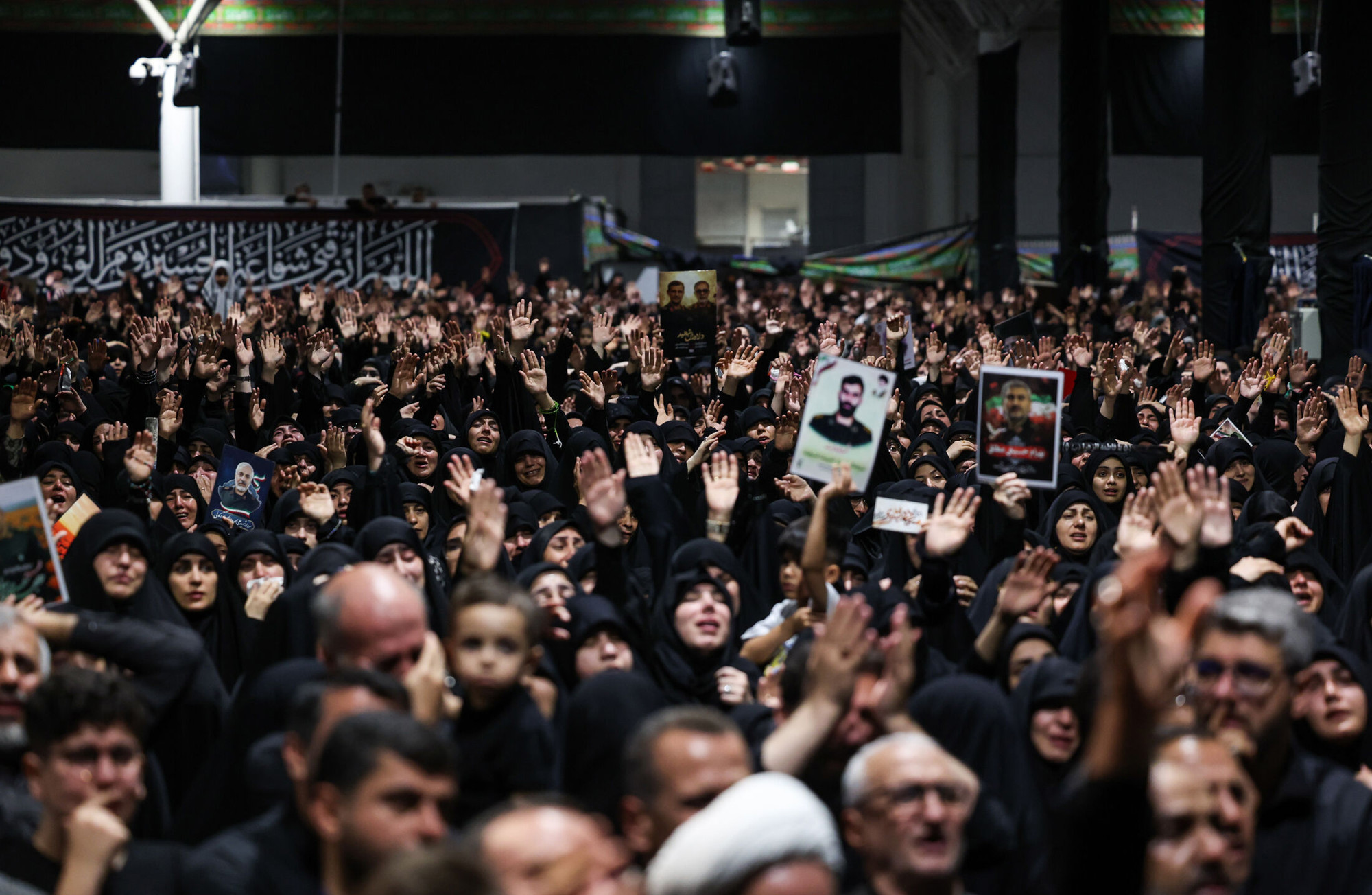 Iran izložio lijesove Hameneija i njegove obitelji, očekuju se milijuni ljudi