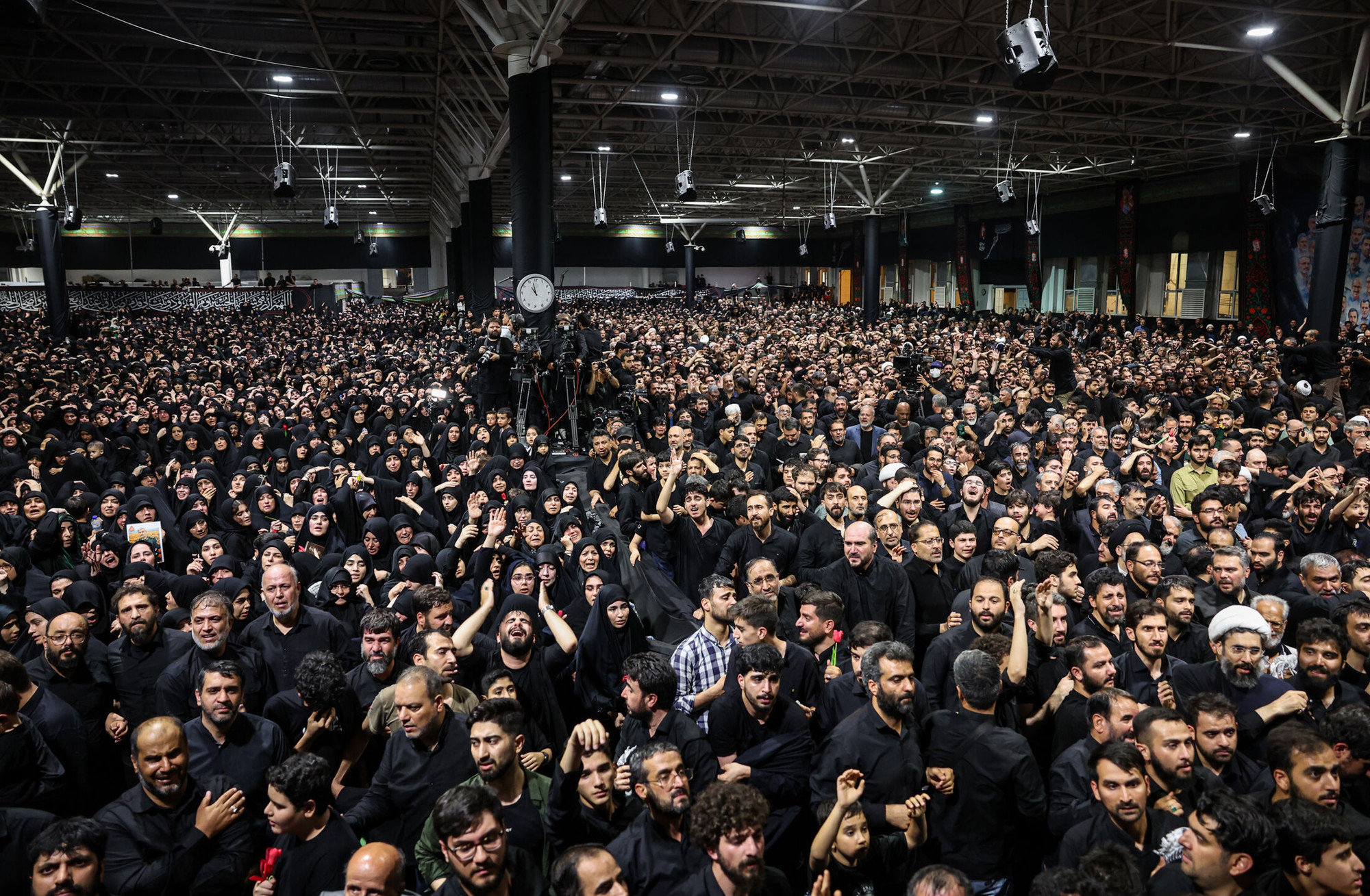 Iran izložio lijesove Hameneija i njegove obitelji, očekuju se milijuni ljudi