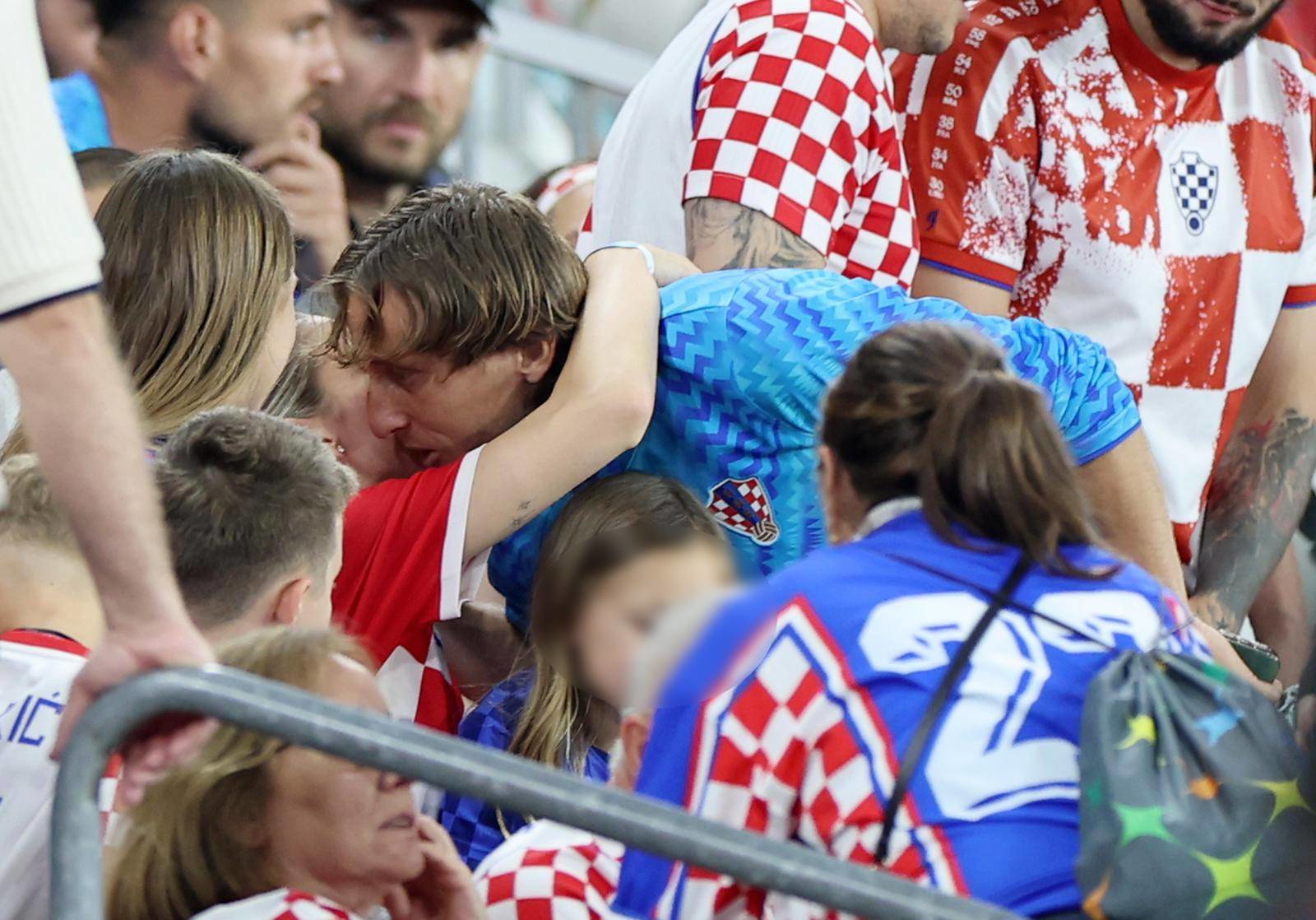 Tuga na tribinama: Vatreni u zagrljaju obitelji nakon ispadanja sa SP-a