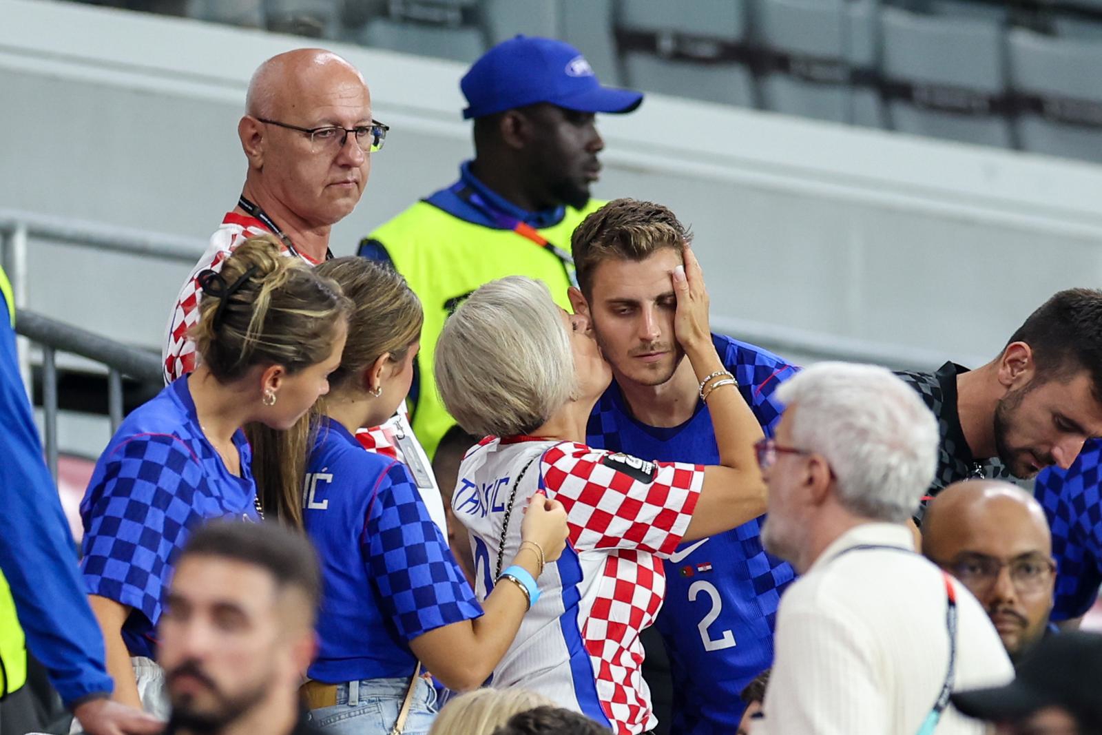 Tuga na tribinama: Vatreni u zagrljaju obitelji nakon ispadanja sa SP-a