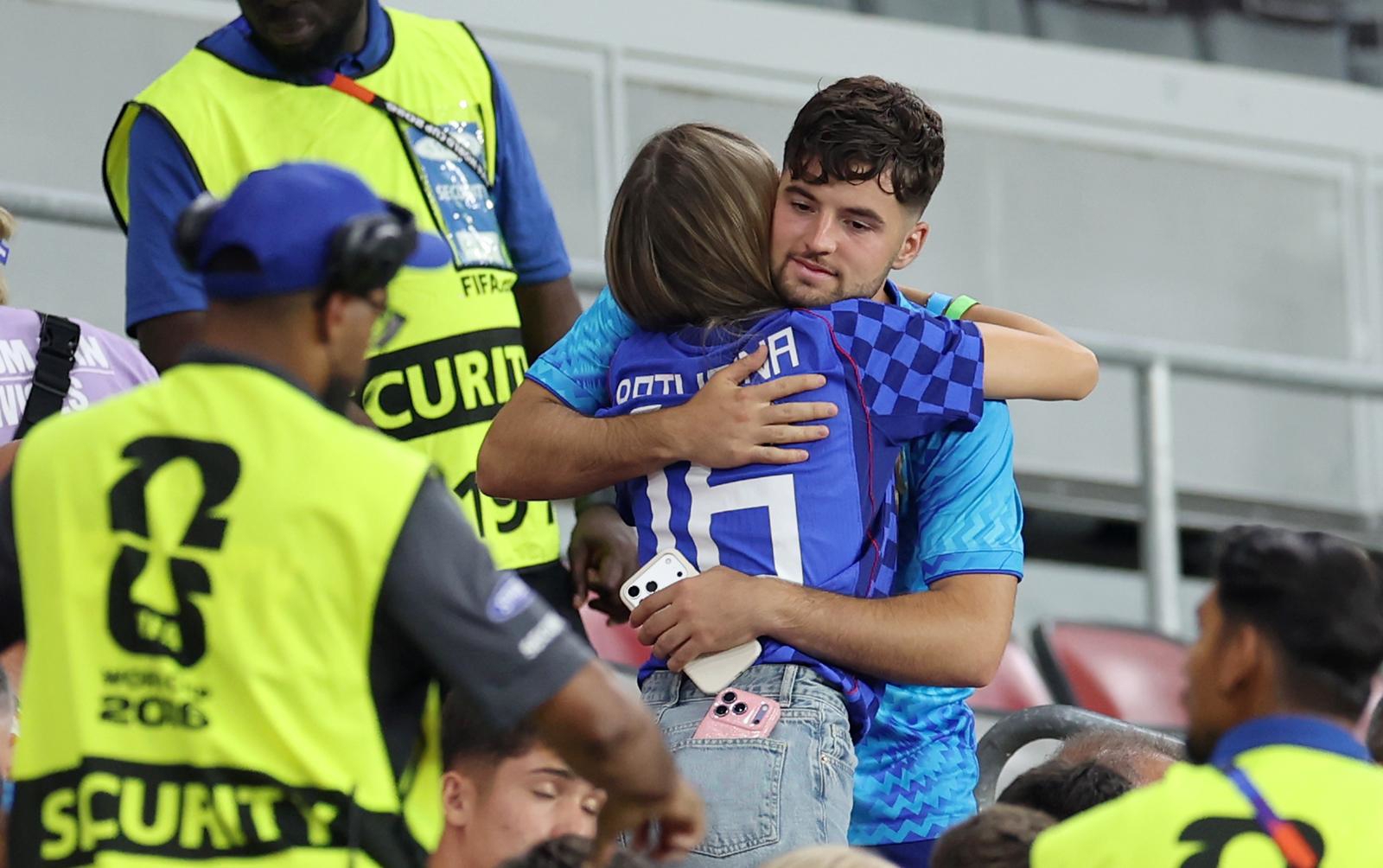 Tuga na tribinama: Vatreni u zagrljaju obitelji nakon ispadanja sa SP-a