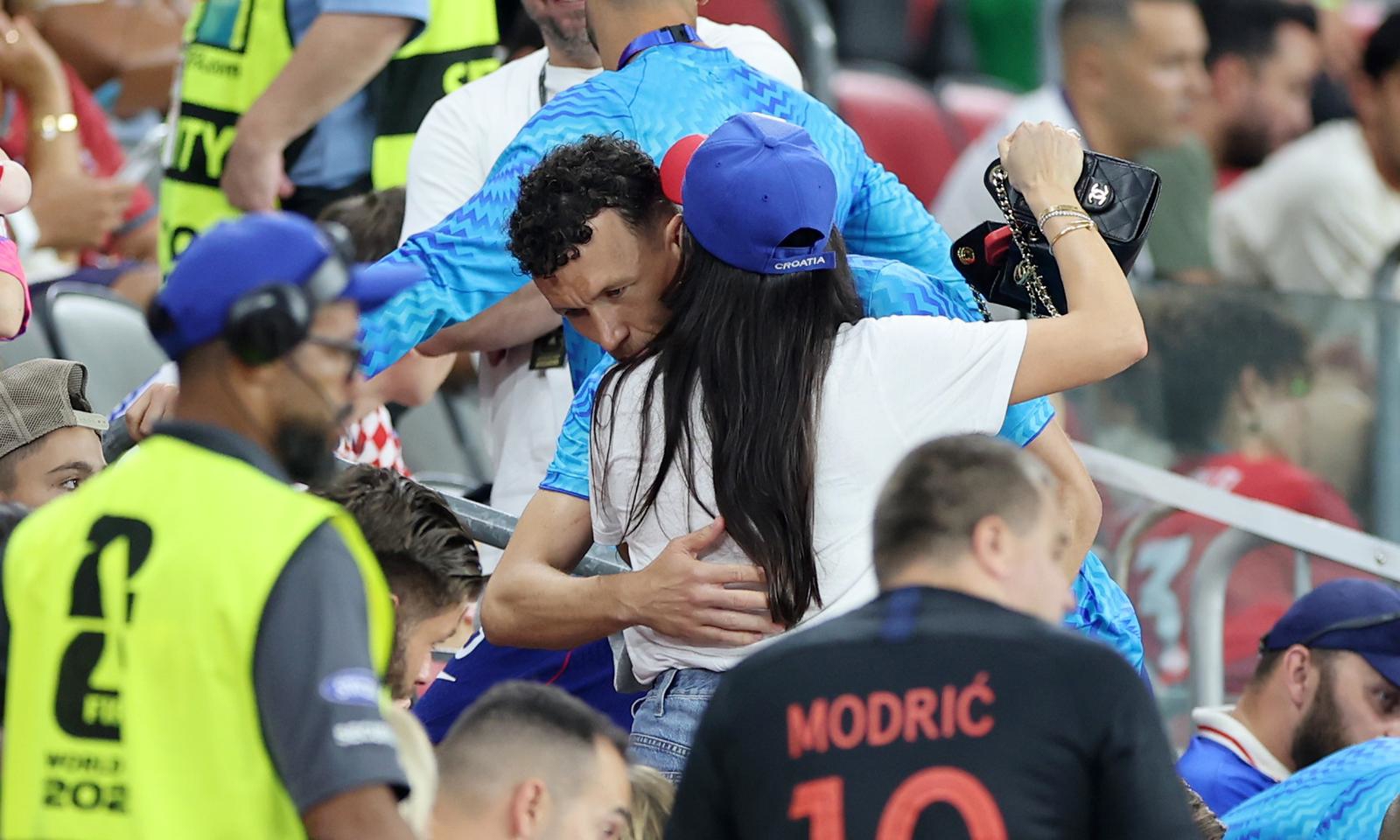 Tuga na tribinama: Vatreni u zagrljaju obitelji nakon ispadanja sa SP-a