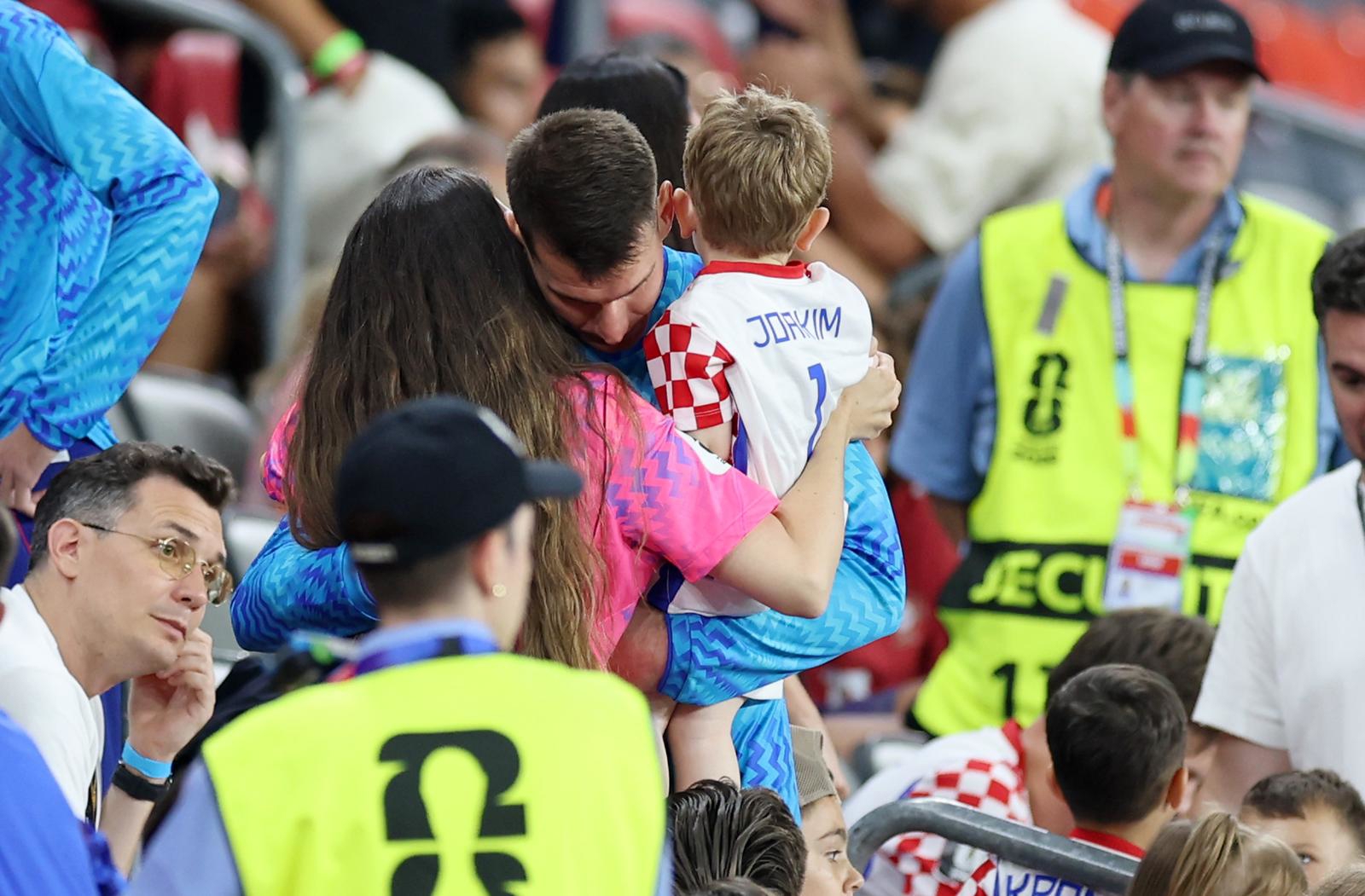 Tuga na tribinama: Vatreni u zagrljaju obitelji nakon ispadanja sa SP-a