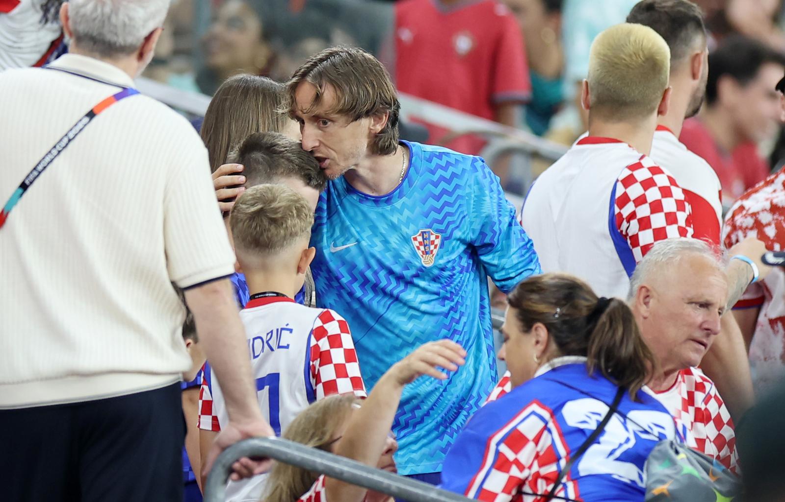Tuga na tribinama: Vatreni u zagrljaju obitelji nakon ispadanja sa SP-a