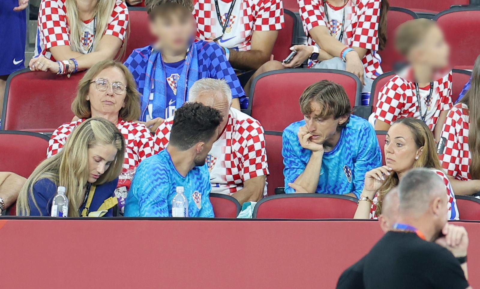 Tuga na tribinama: Vatreni u zagrljaju obitelji nakon ispadanja sa SP-a