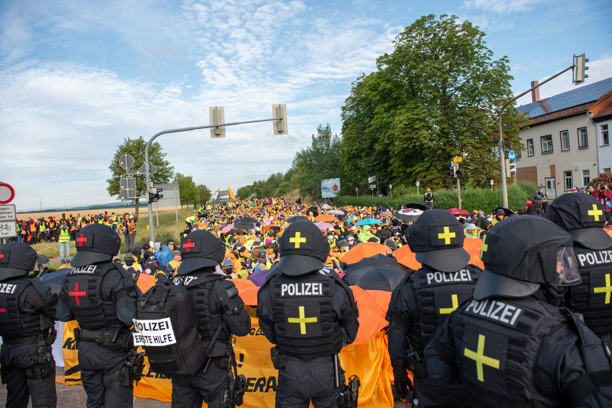 VIDEO Tisuće pokušale blokirati skup AfD-a, policija ih zaustavljala palicama