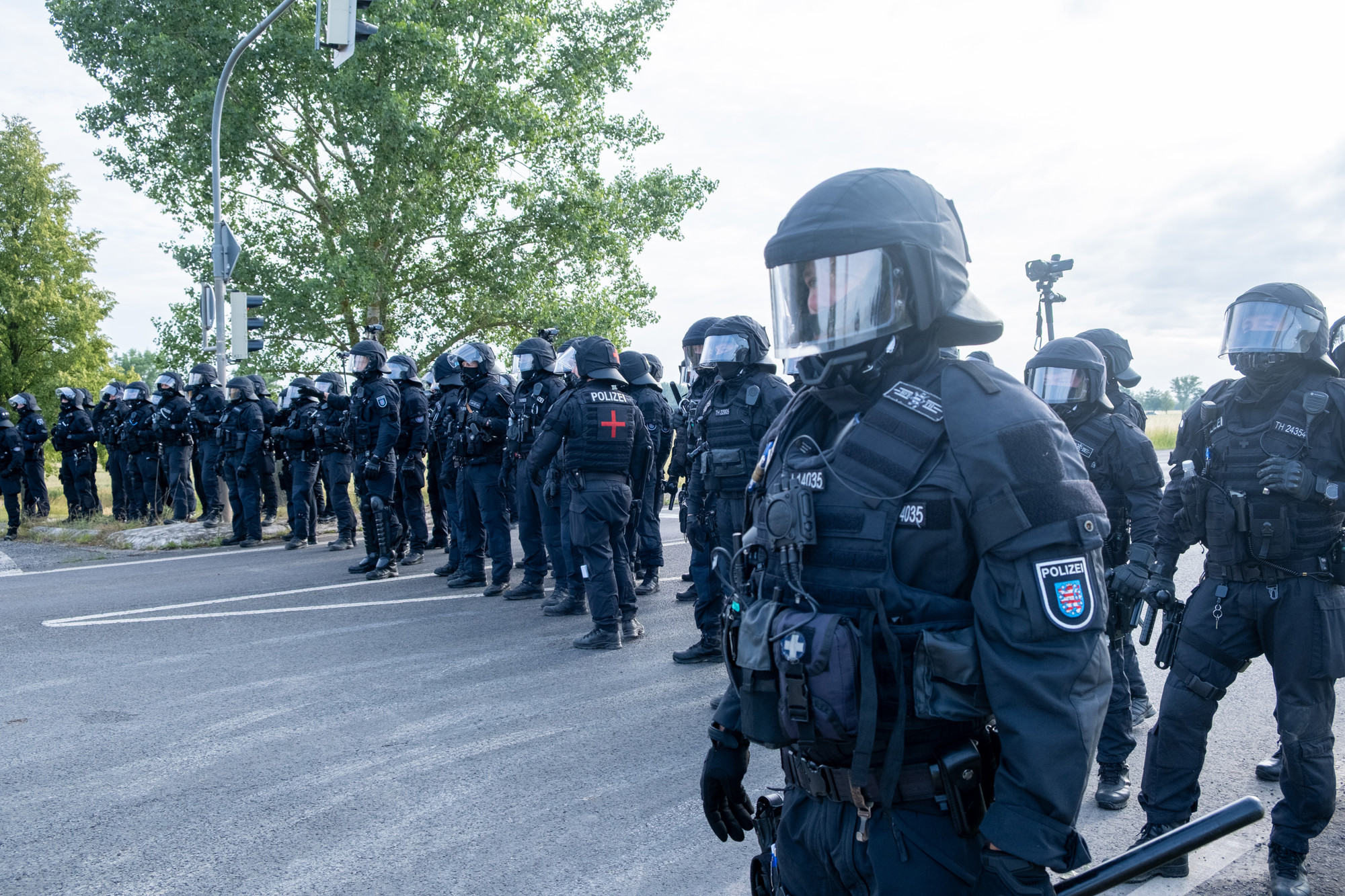 VIDEO Tisuće pokušale blokirati skup AfD-a, policija ih zaustavljala palicama