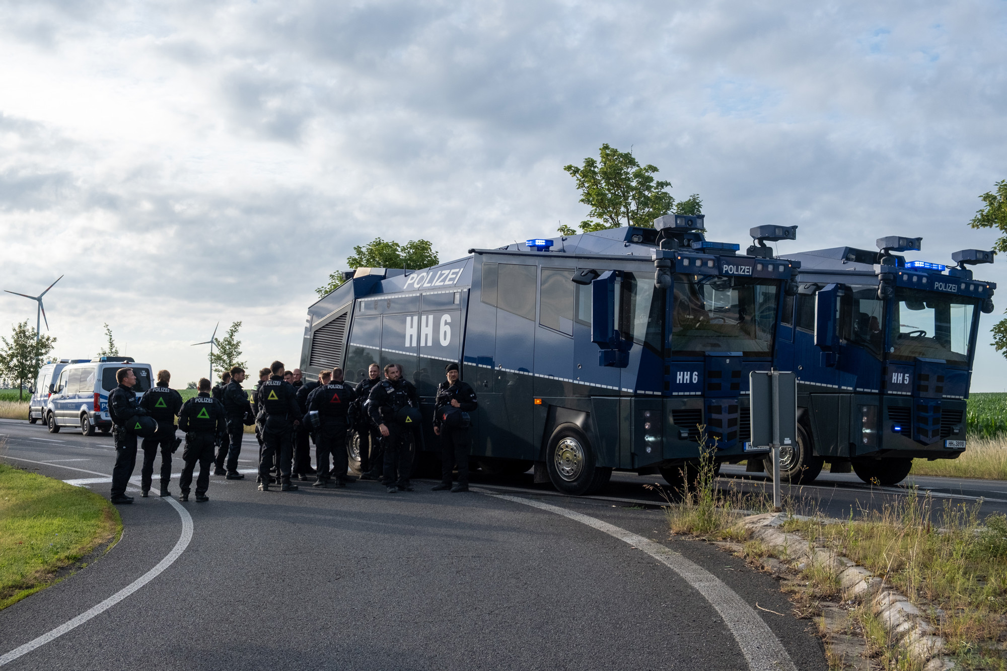 VIDEO Tisuće pokušale blokirati skup AfD-a, policija ih zaustavljala palicama