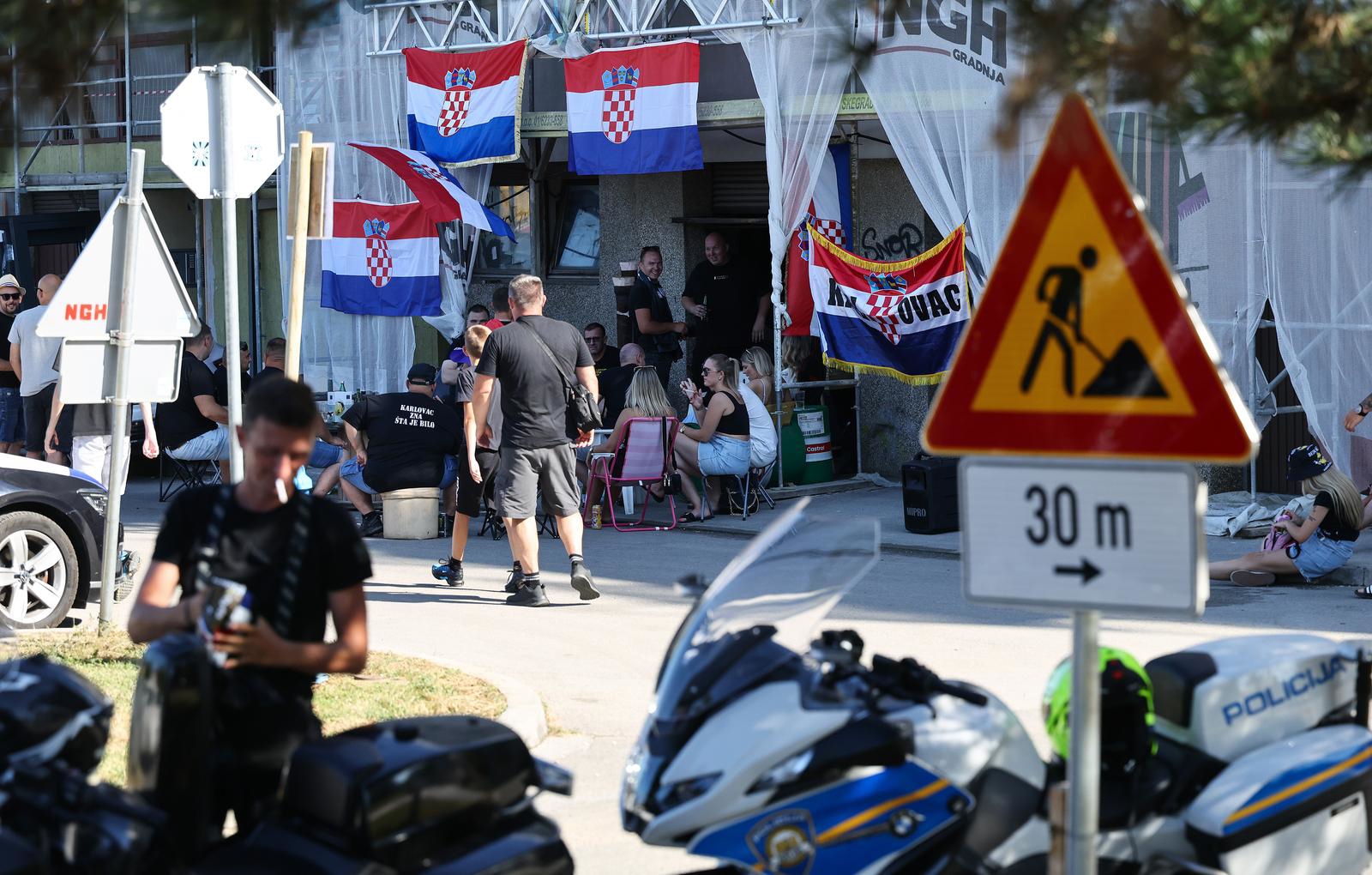 FOTO Pogledajte atmosferu u Zaprešiću uoči Thompsonovog koncerta