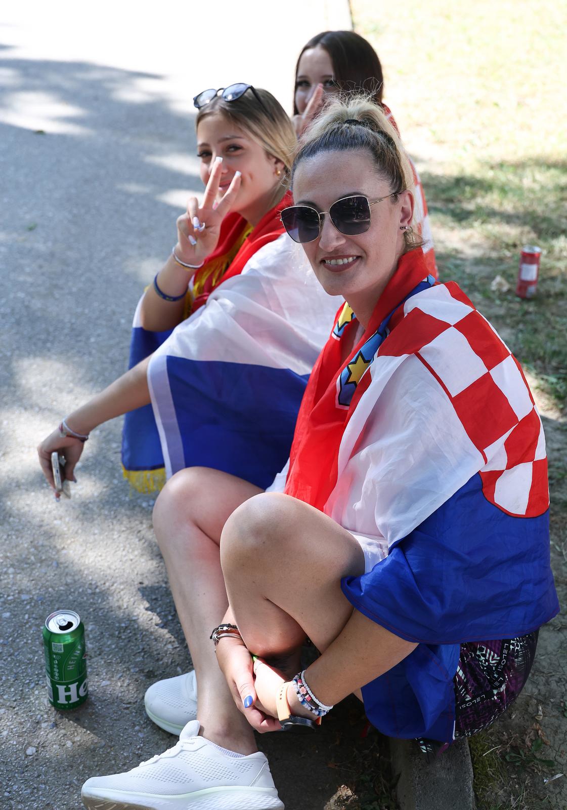 FOTO Pogledajte atmosferu u Zaprešiću uoči Thompsonovog koncerta