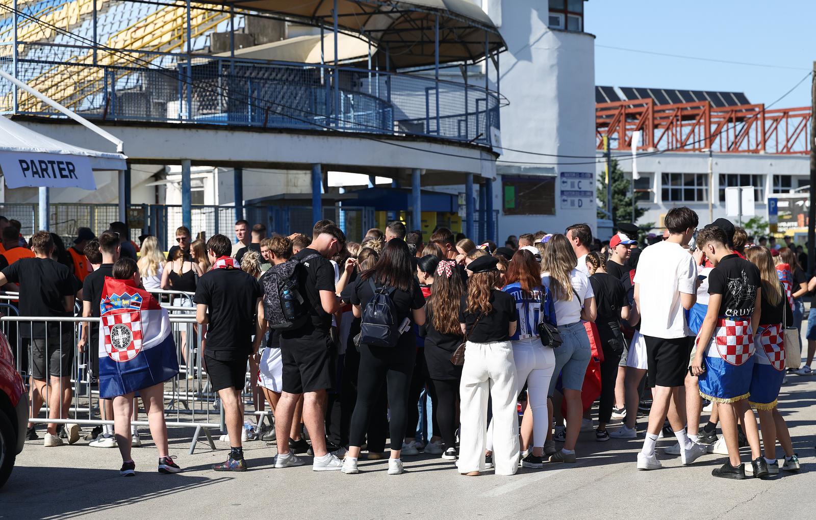 FOTO Pogledajte atmosferu u Zaprešiću uoči Thompsonovog koncerta