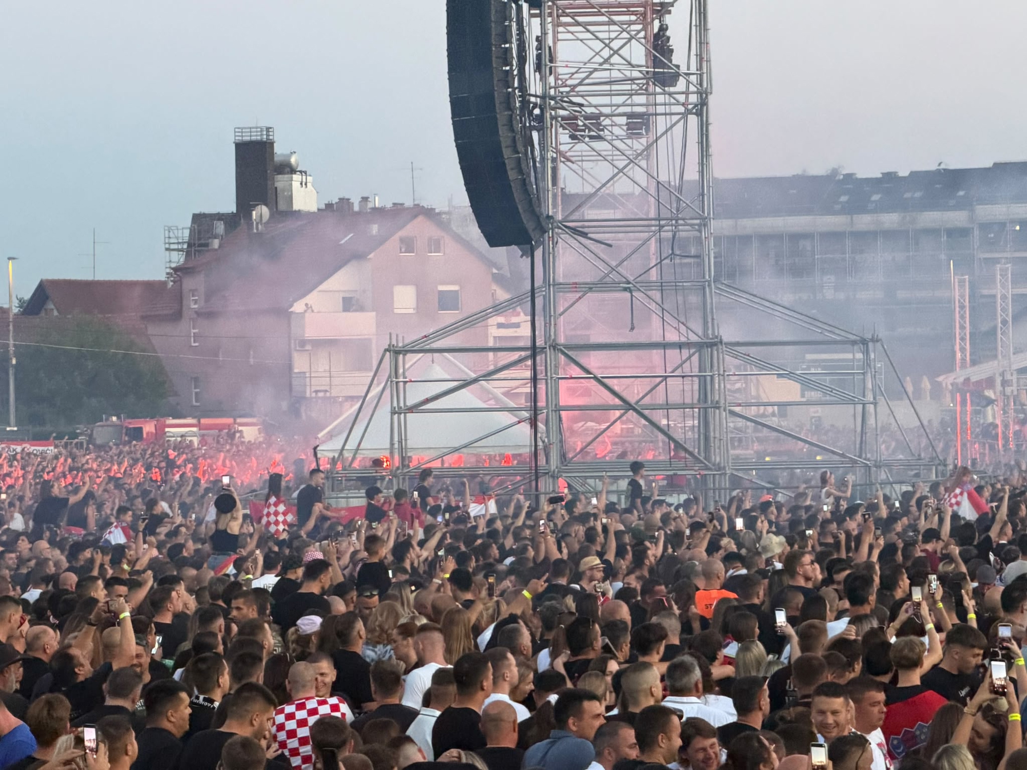 Policija objavila koliko je ljudi privedeno na Thompsonovom koncertu
