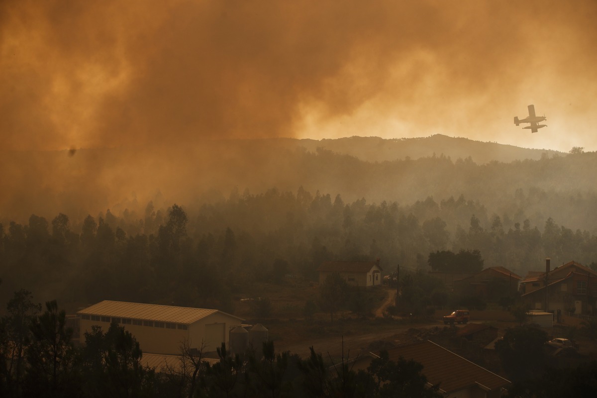 FOTO Veliki požar u Portugalu progutao 13.000 hektara. Lokaliziran je