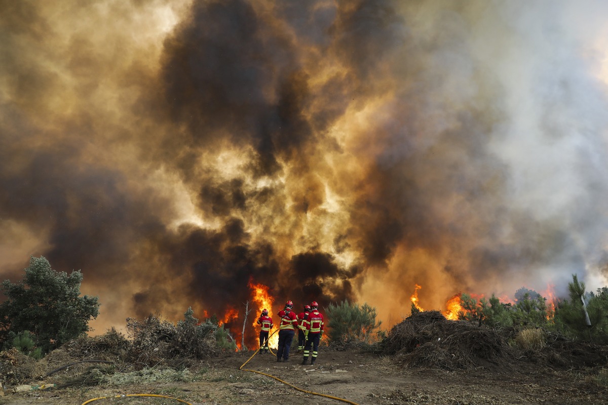 FOTO Veliki požar u Portugalu progutao 13.000 hektara. Lokaliziran je