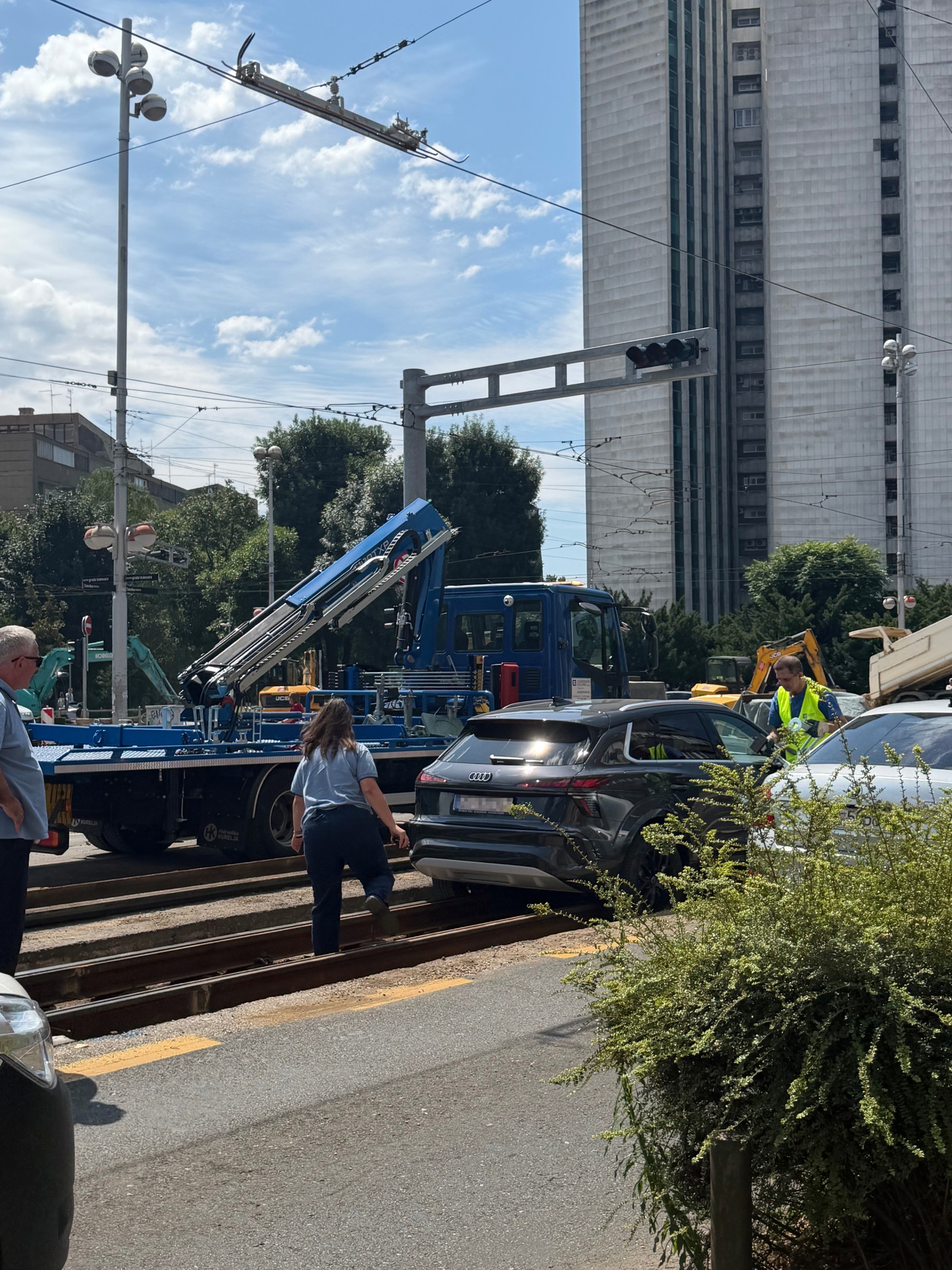 VIDEO Audi upao u raskopane tračnice u Zagrebu, nastao zastoj tramvaja