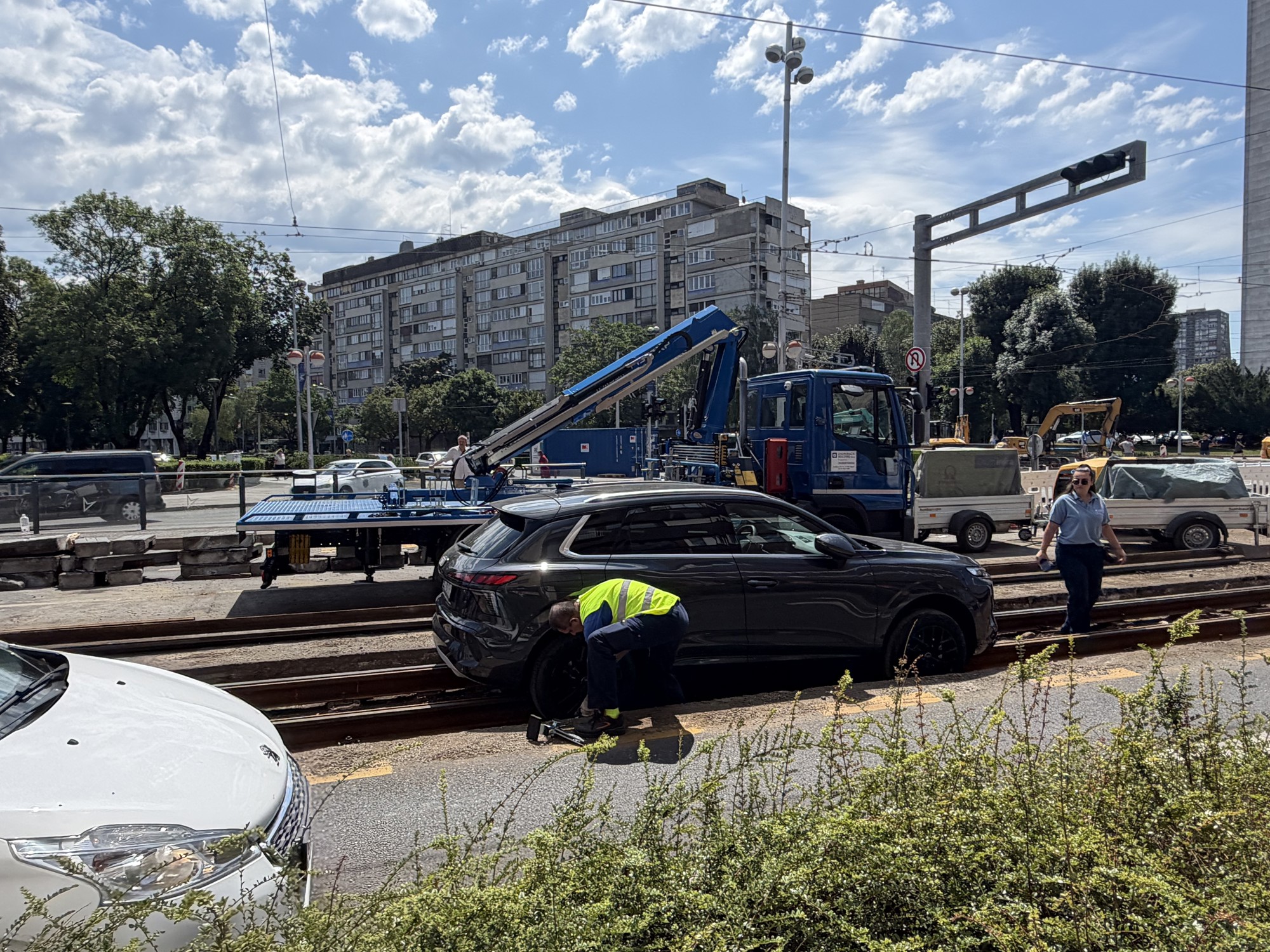 VIDEO Audi upao u raskopane tračnice u Zagrebu, nastao zastoj tramvaja