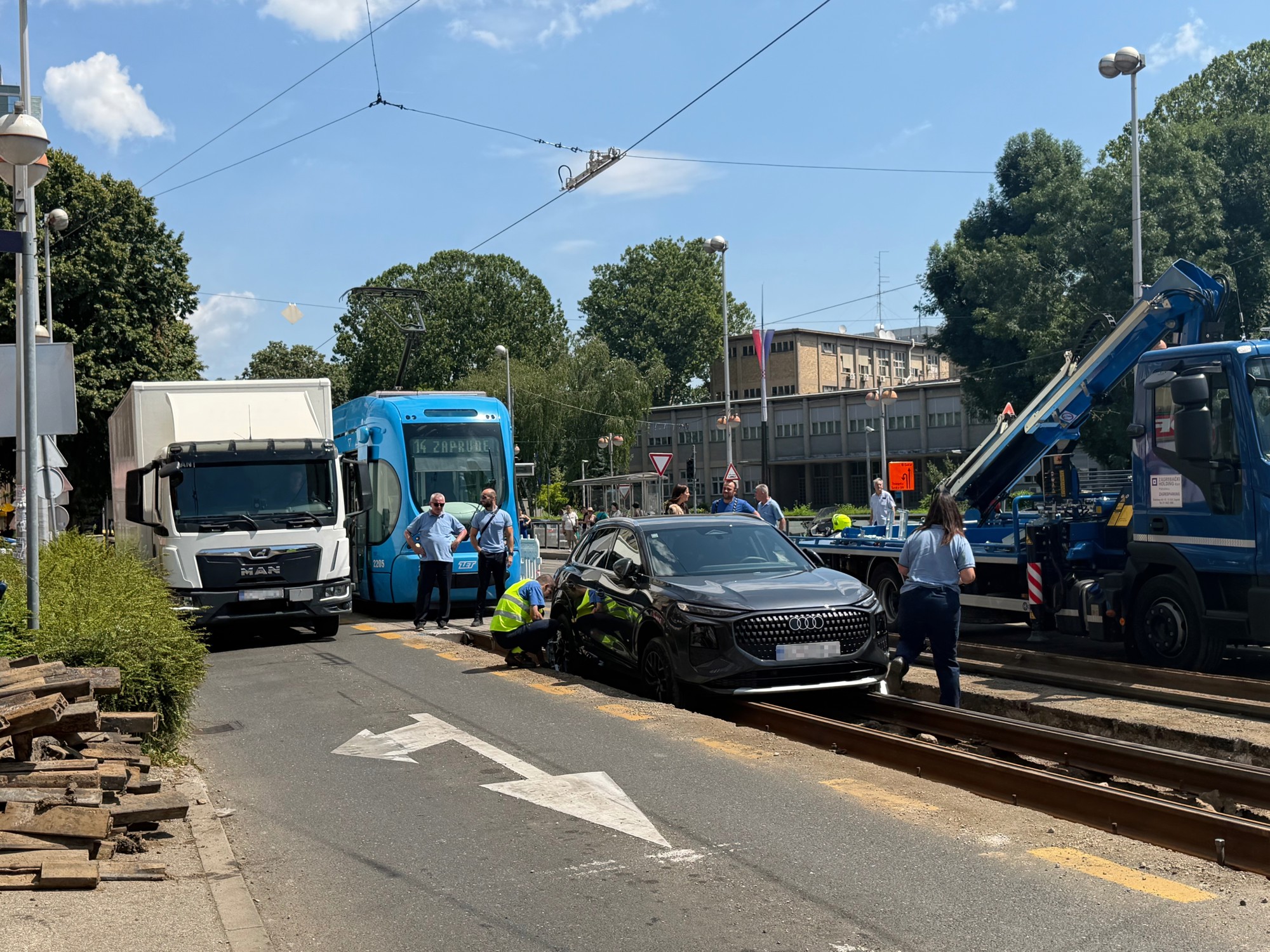 VIDEO Audi upao u raskopane tračnice u Zagrebu, nastao zastoj tramvaja