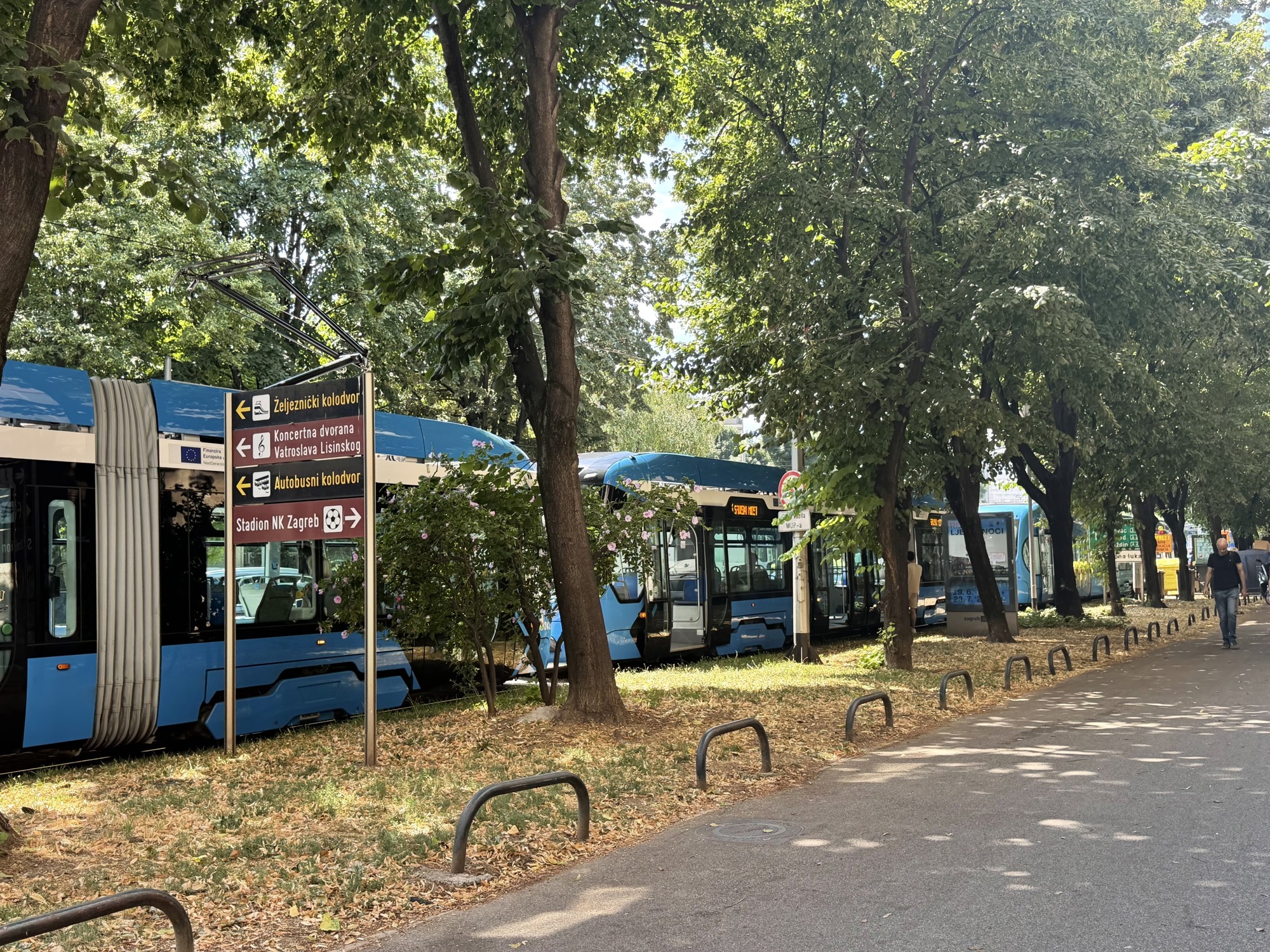 VIDEO Audi upao u raskopane tračnice u Zagrebu, nastao zastoj tramvaja