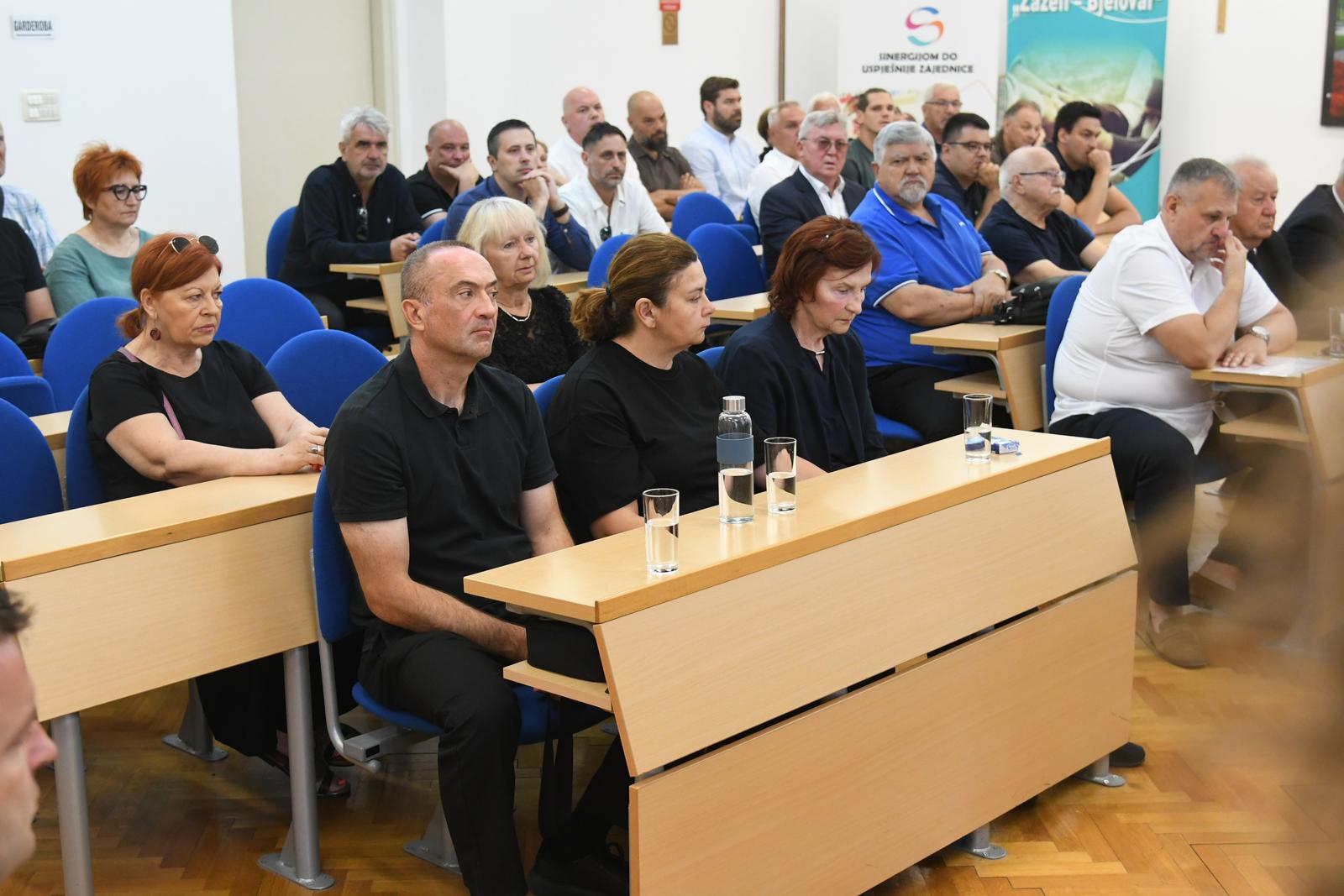 FOTO I VIDEO Bjelovar se oprostio od rukometne legende Miroslava Pribanića