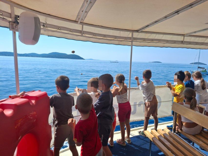 Djeca s broda HDZ-ovog gradonačelnika bacala beskorisne "eko kugle" u more