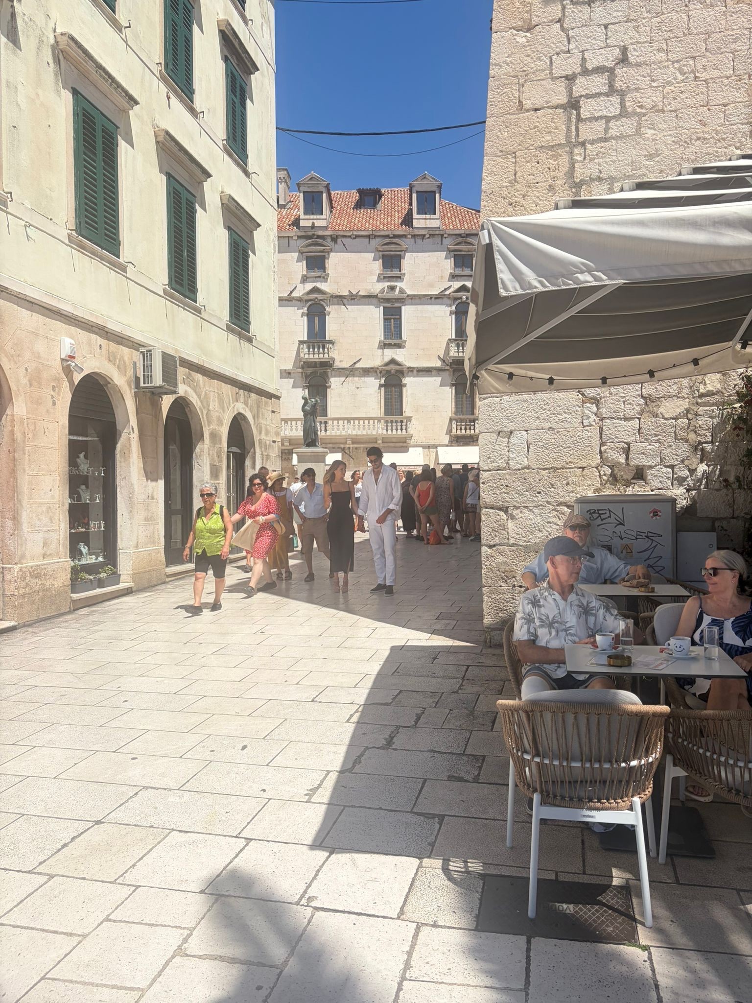 Uvijek nešto s ekipom iz GS-a: Dok Lauru privode, Šime Elez šeta (valjda) s novom curom