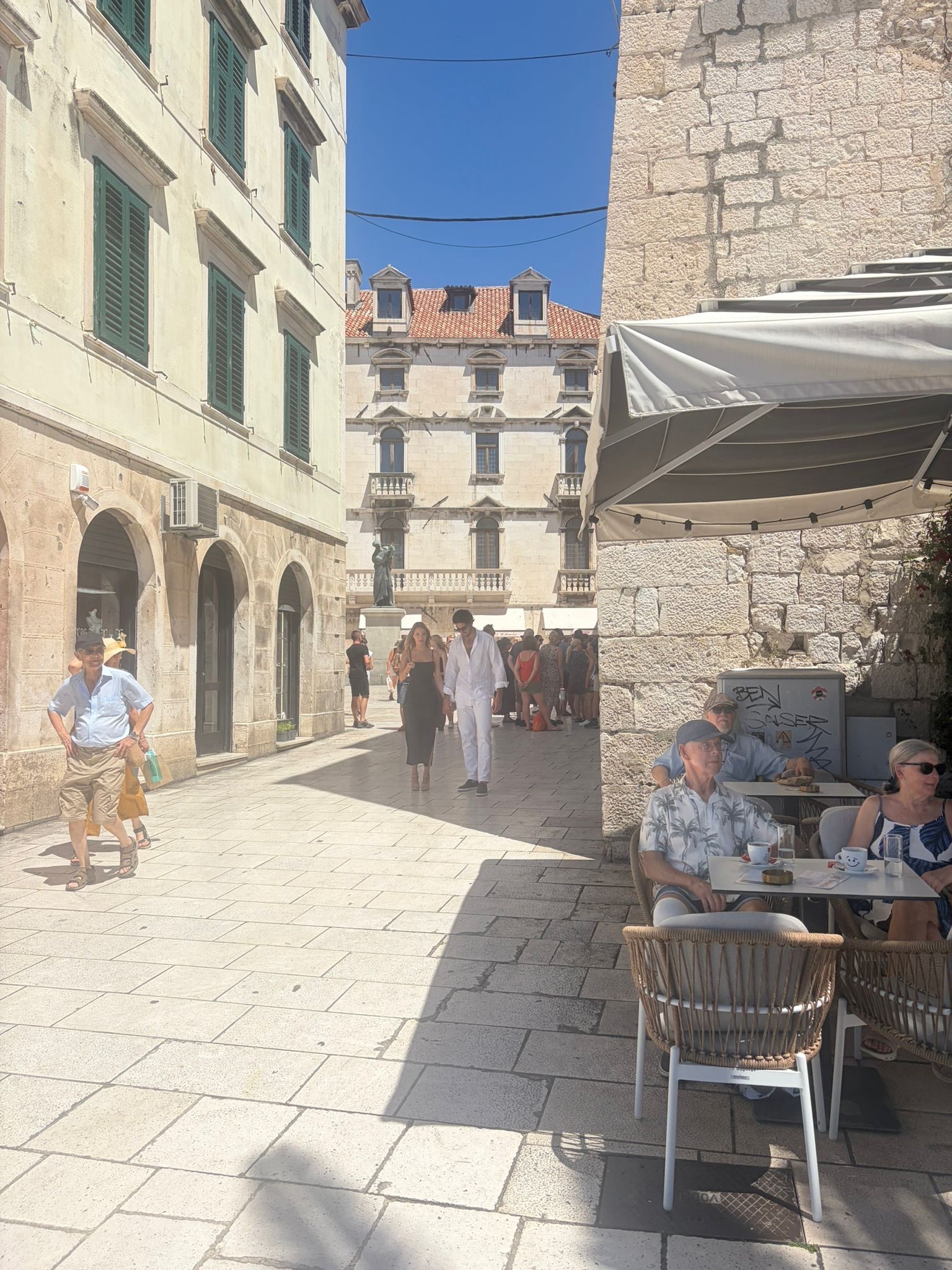 Uvijek nešto s ekipom iz GS-a: Dok Lauru privode, Šime Elez šeta (valjda) s novom curom