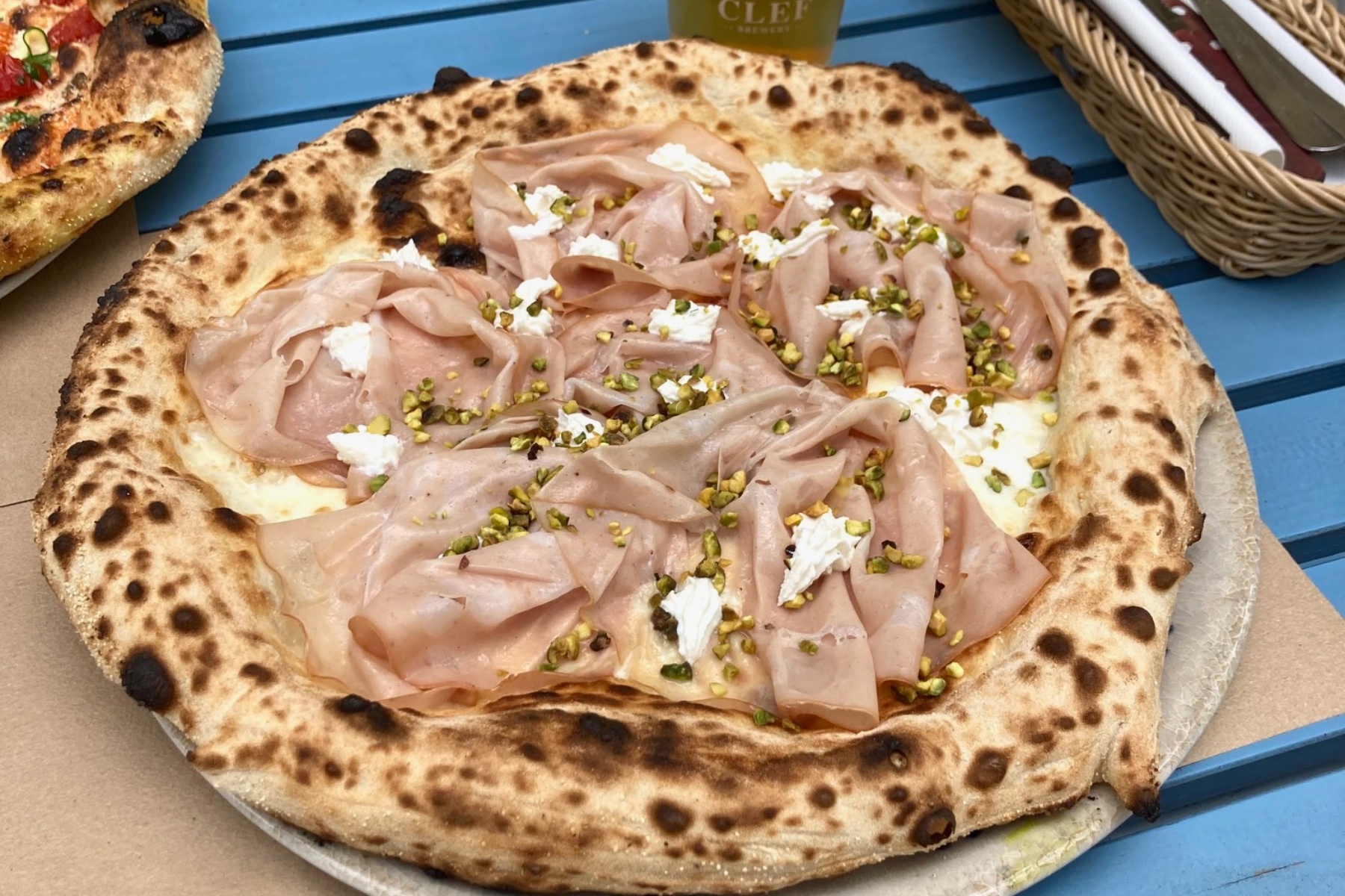 Ljubljana krije pizzeriju u kojoj je teško odlučiti što je bolje - tijesto ili nadjev