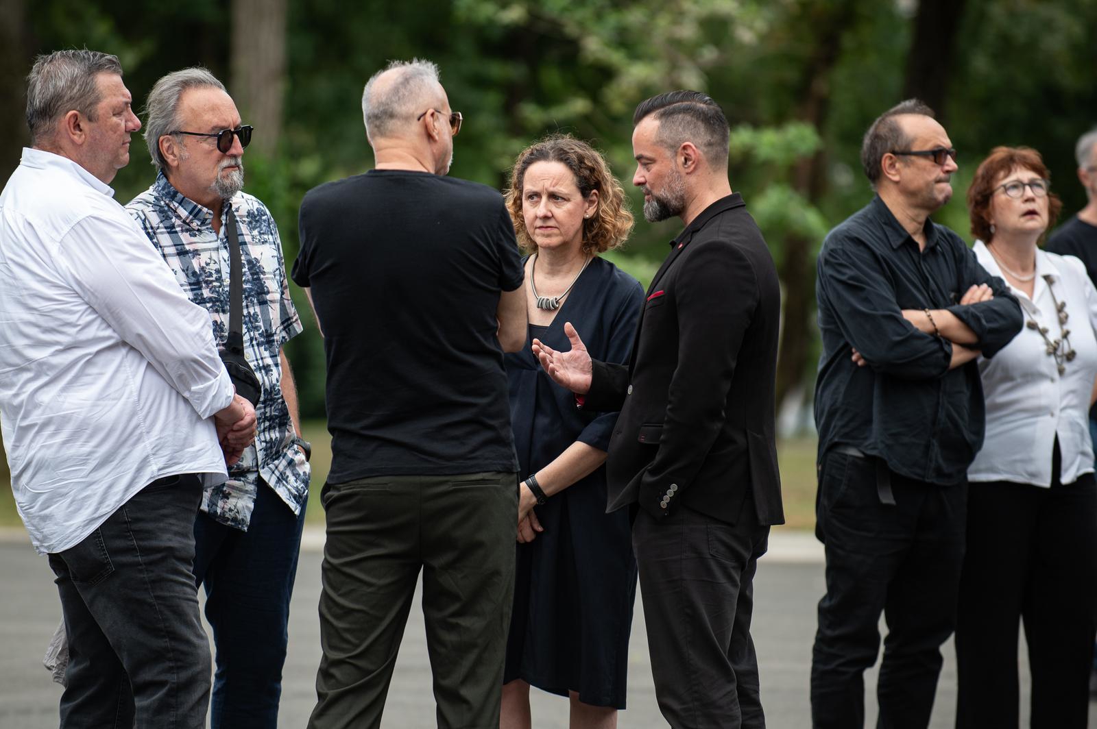 Prijatelji i obitelj na Mirogoju se oprostili od redatelja Zrinka Ogreste