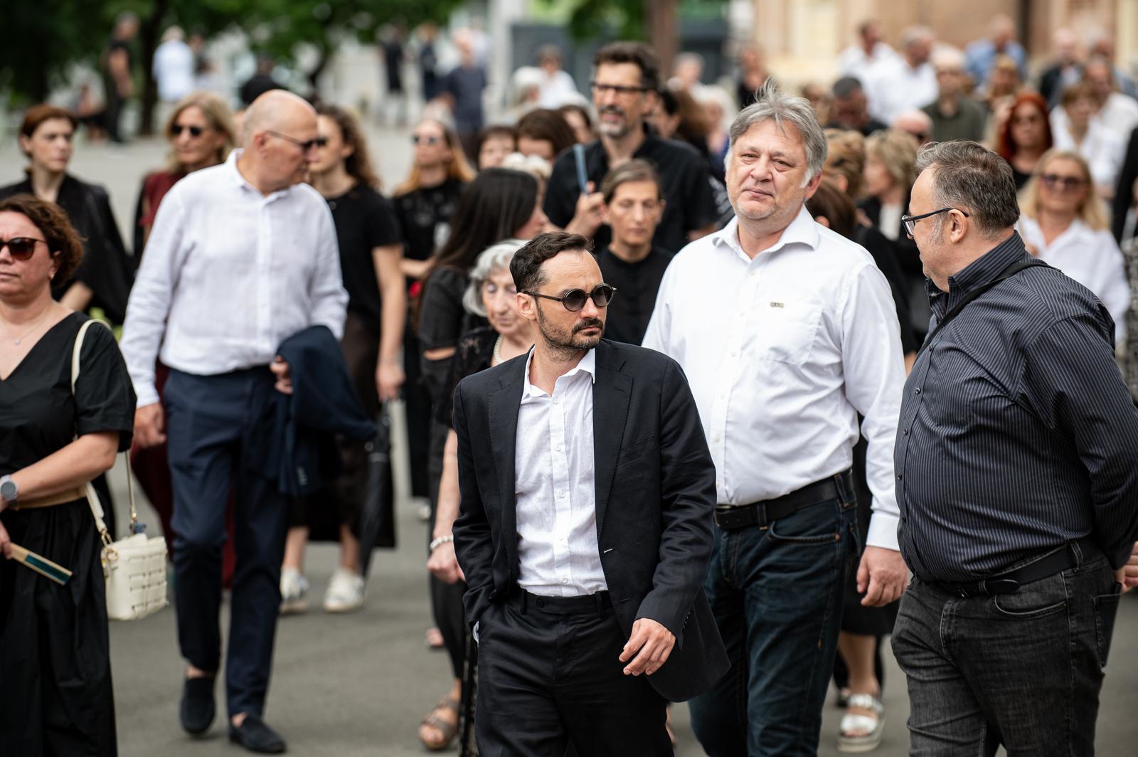 Prijatelji i obitelj na Mirogoju se oprostili od redatelja Zrinka Ogreste