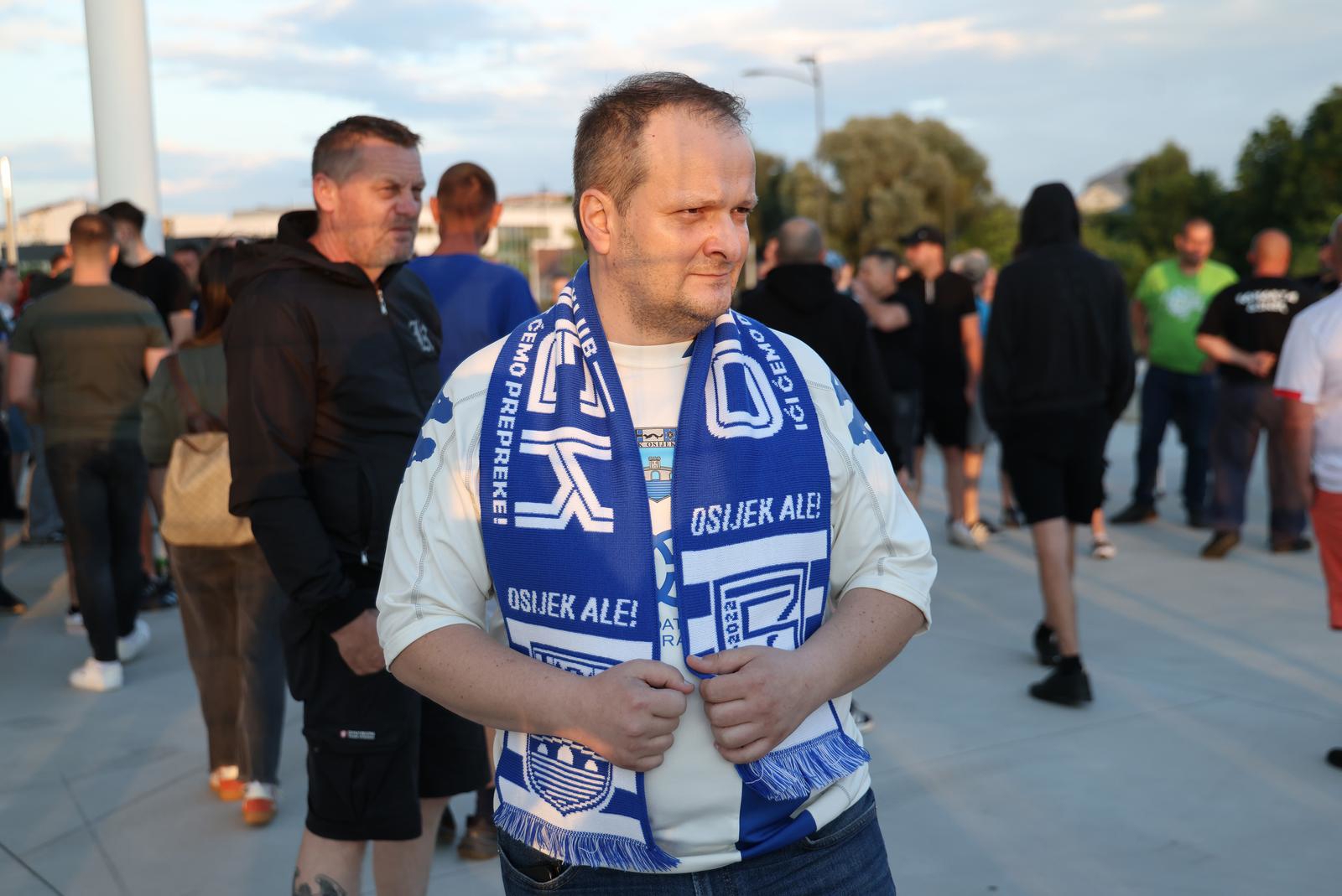 VIDEO Navijači Osijeka prosvjedom podržali legendu koja je dobila opomenu pred otkaz