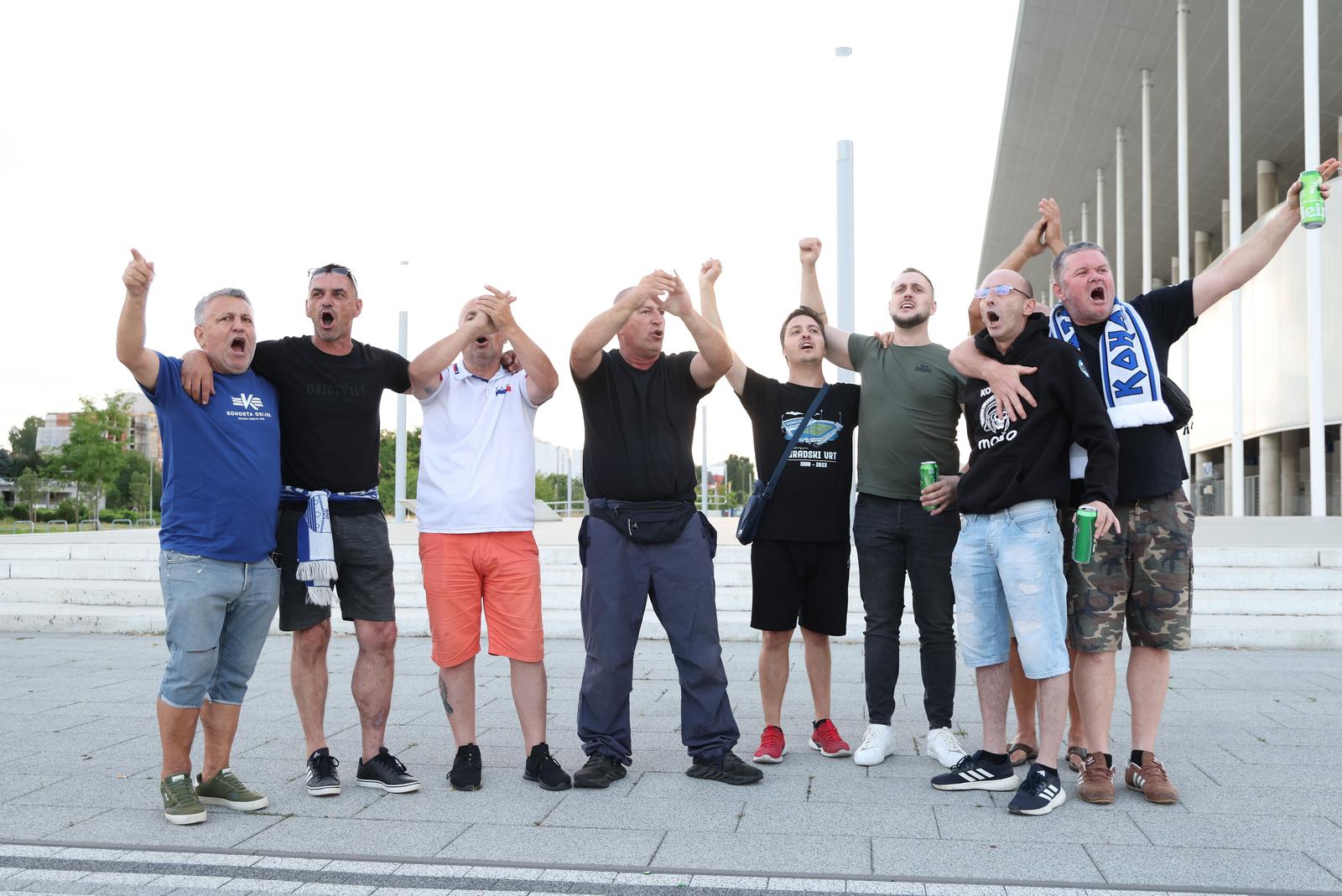 VIDEO Navijači Osijeka prosvjedom podržali legendu koja je dobila opomenu pred otkaz