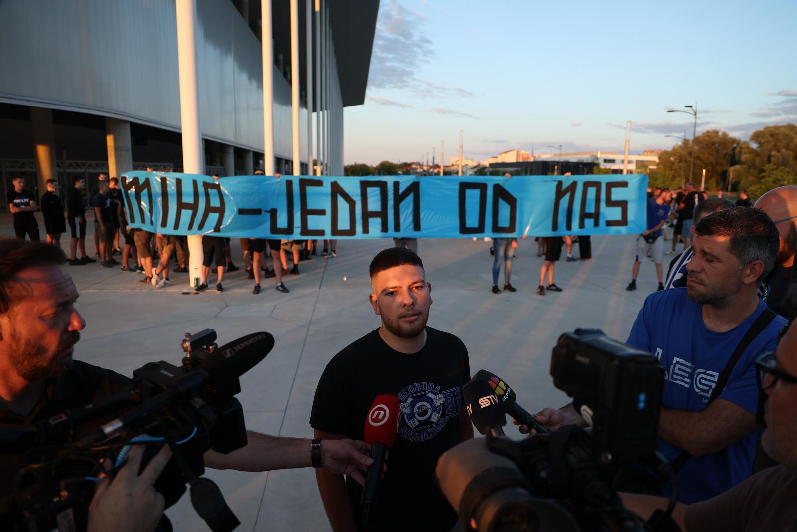 VIDEO Navijači Osijeka prosvjedom podržali legendu koja je dobila opomenu pred otkaz