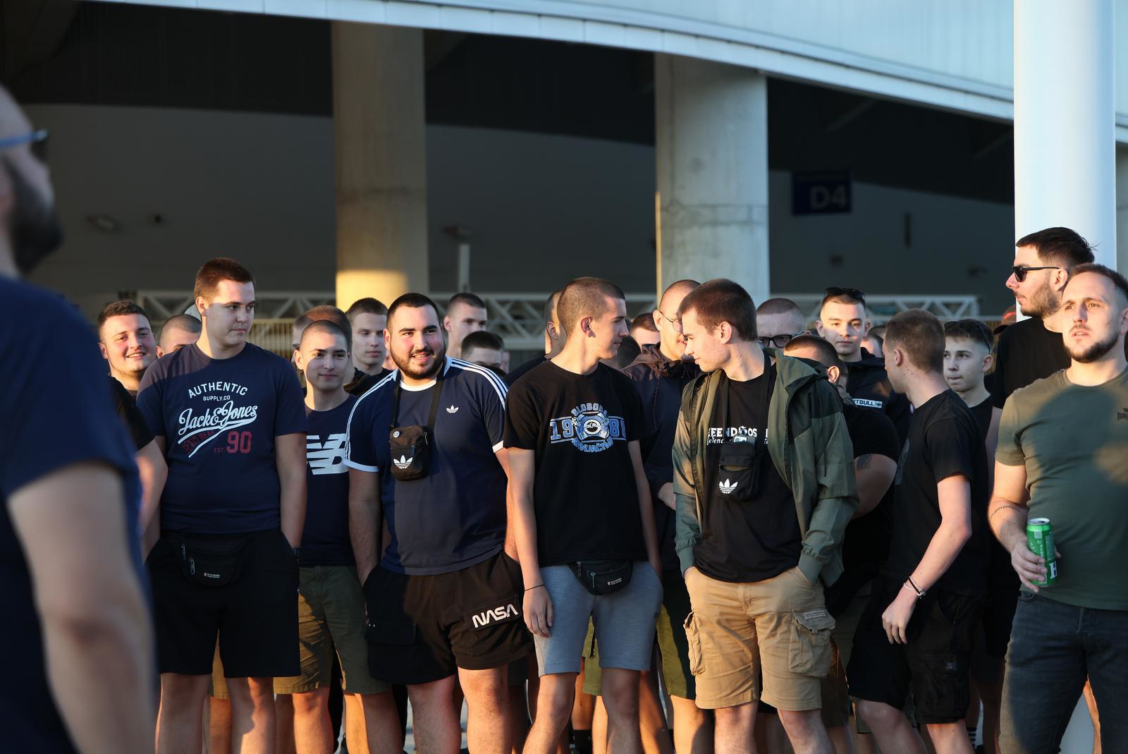 VIDEO Navijači Osijeka prosvjedom podržali legendu koja je dobila opomenu pred otkaz