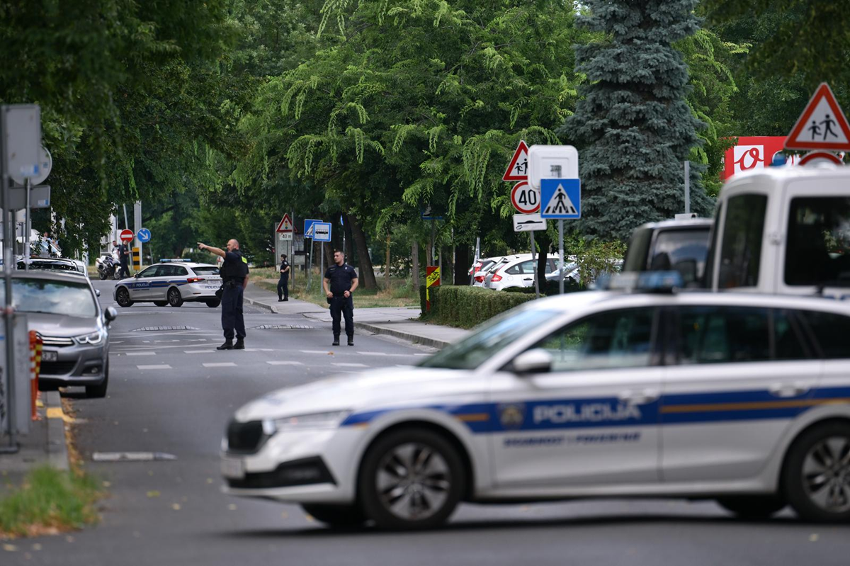 Novi detalji: Policajci mu prišli, on izvadio ručnu bombu M75 i izvukao osigurač