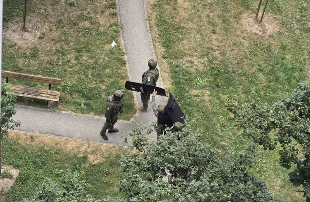 Novi detalji: Policajci mu prišli, on izvadio ručnu bombu M75 i izvukao osigurač
